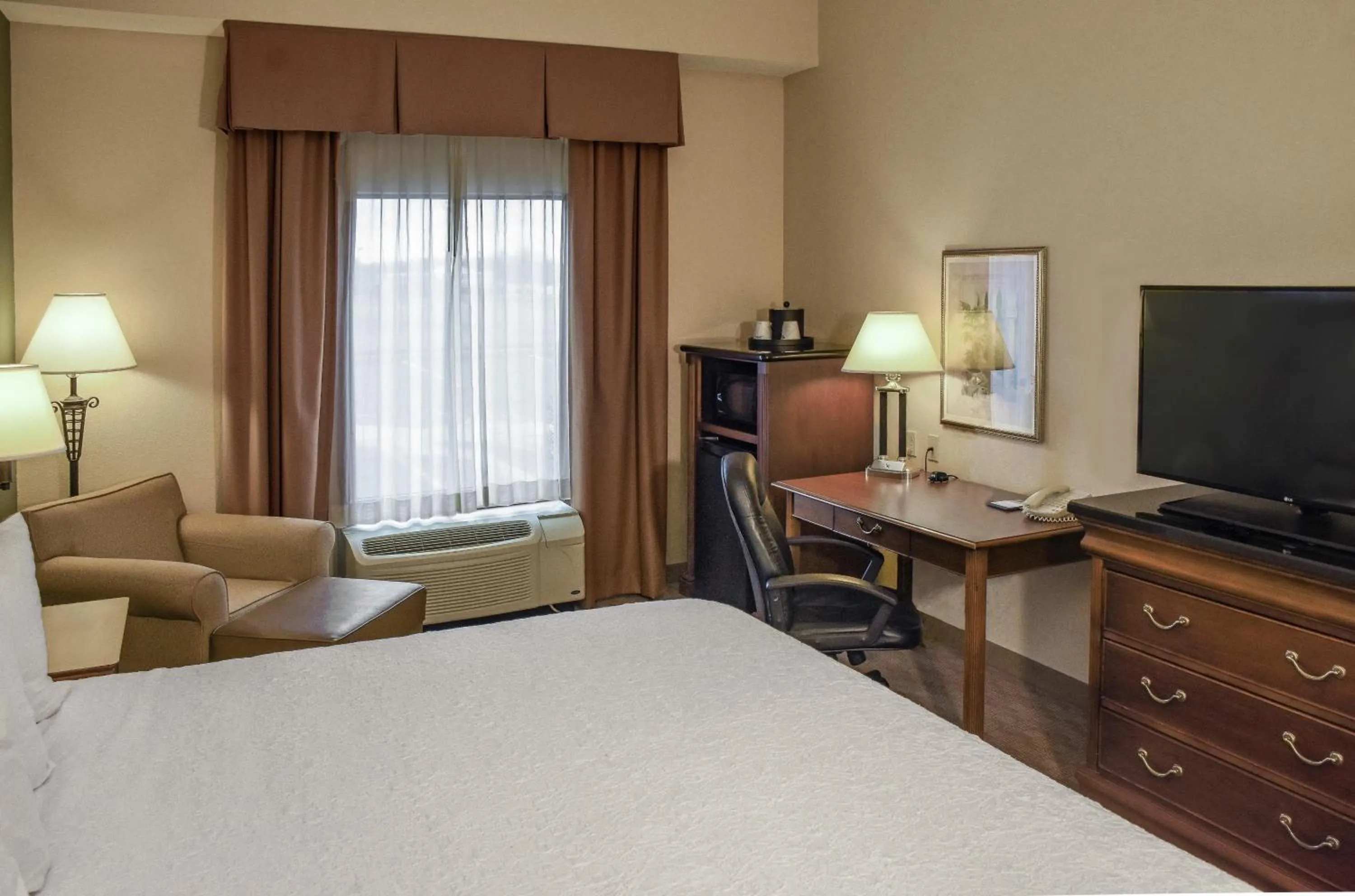 Bedroom, Bed in Hampton Inn & Suites Youngstown-Canfield