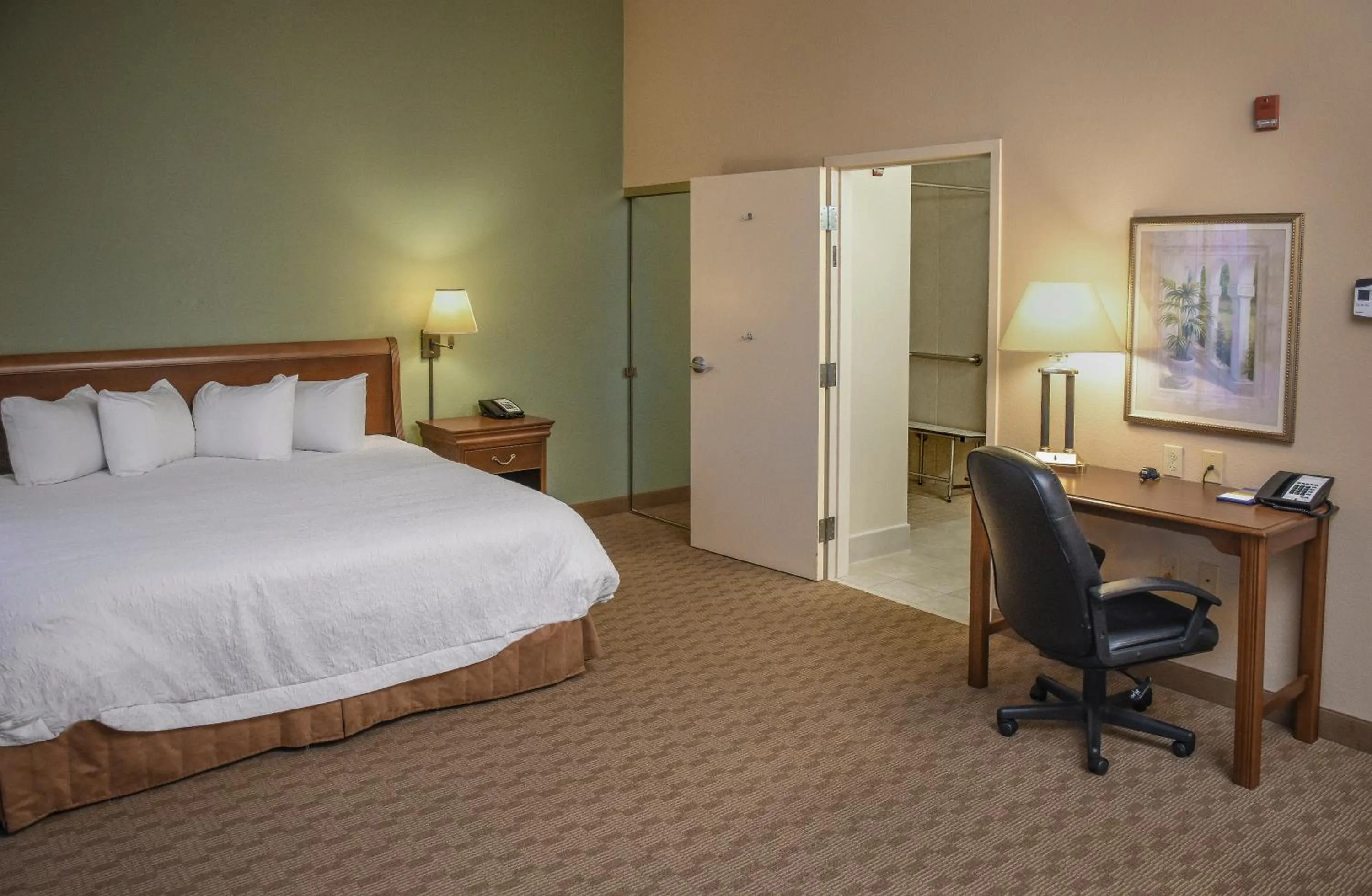 Bed in Hampton Inn & Suites Youngstown-Canfield