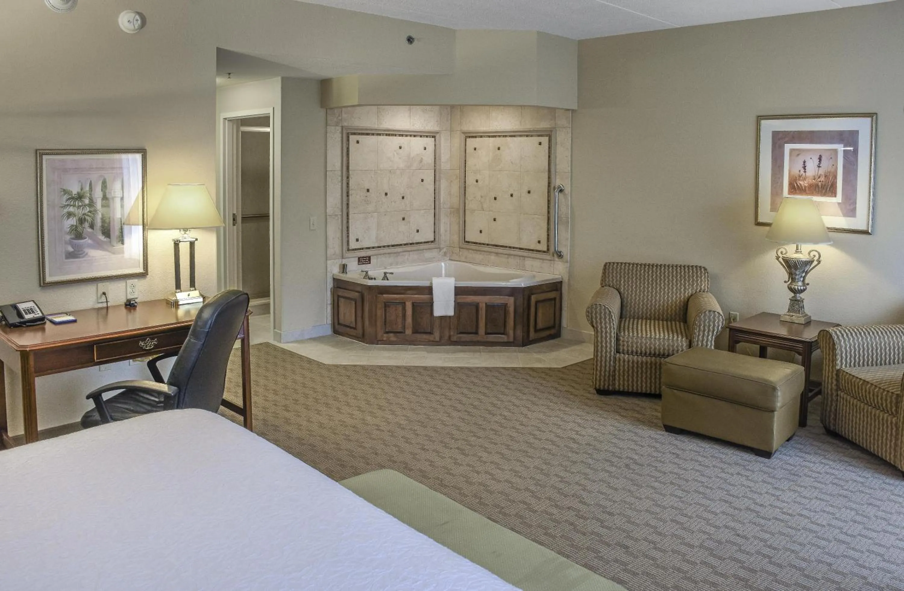 Living room, Bed in Hampton Inn & Suites Youngstown-Canfield