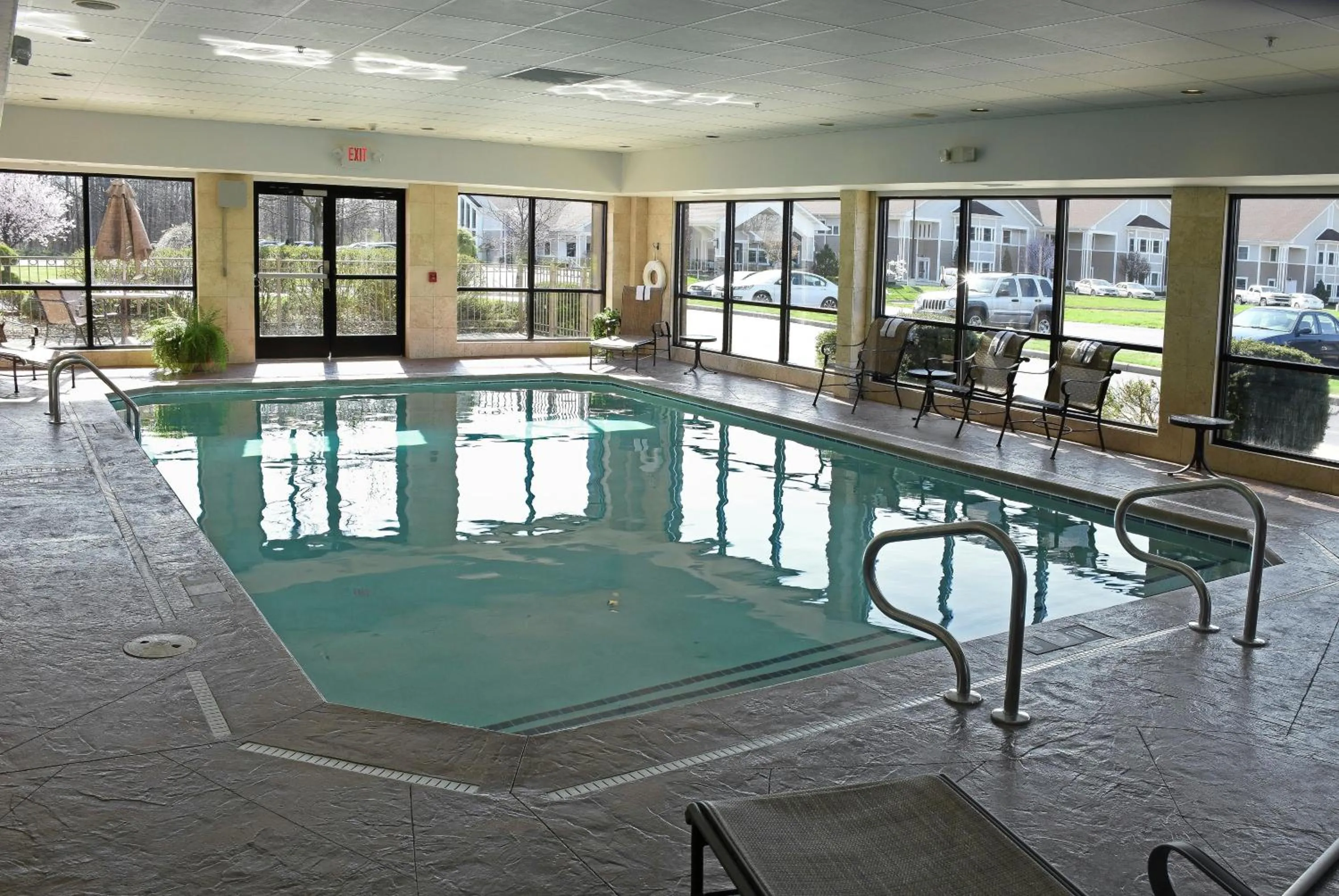 Pool view in Hampton Inn & Suites Youngstown-Canfield