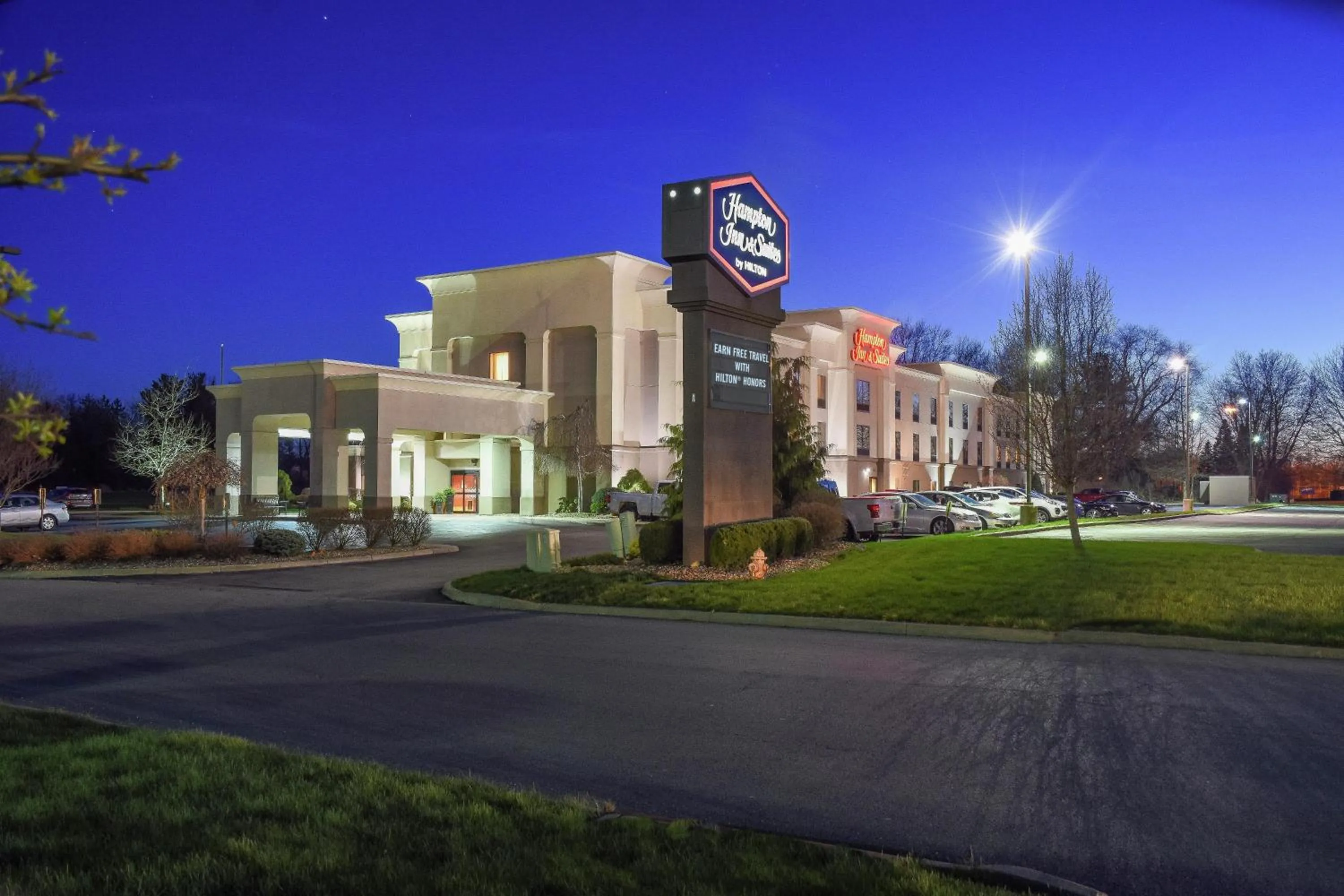 Property building in Hampton Inn & Suites Youngstown-Canfield