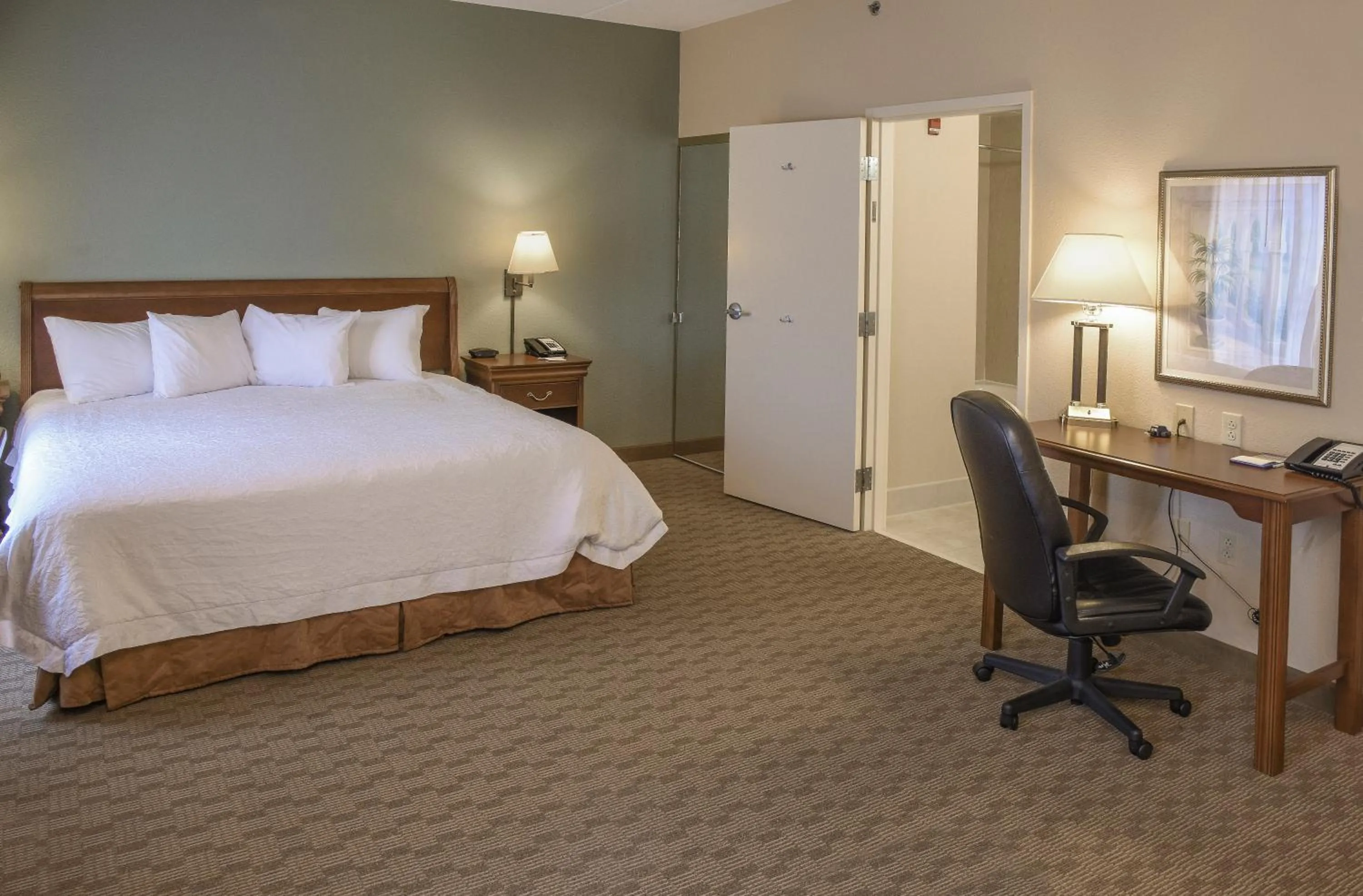 Bed in Hampton Inn & Suites Youngstown-Canfield