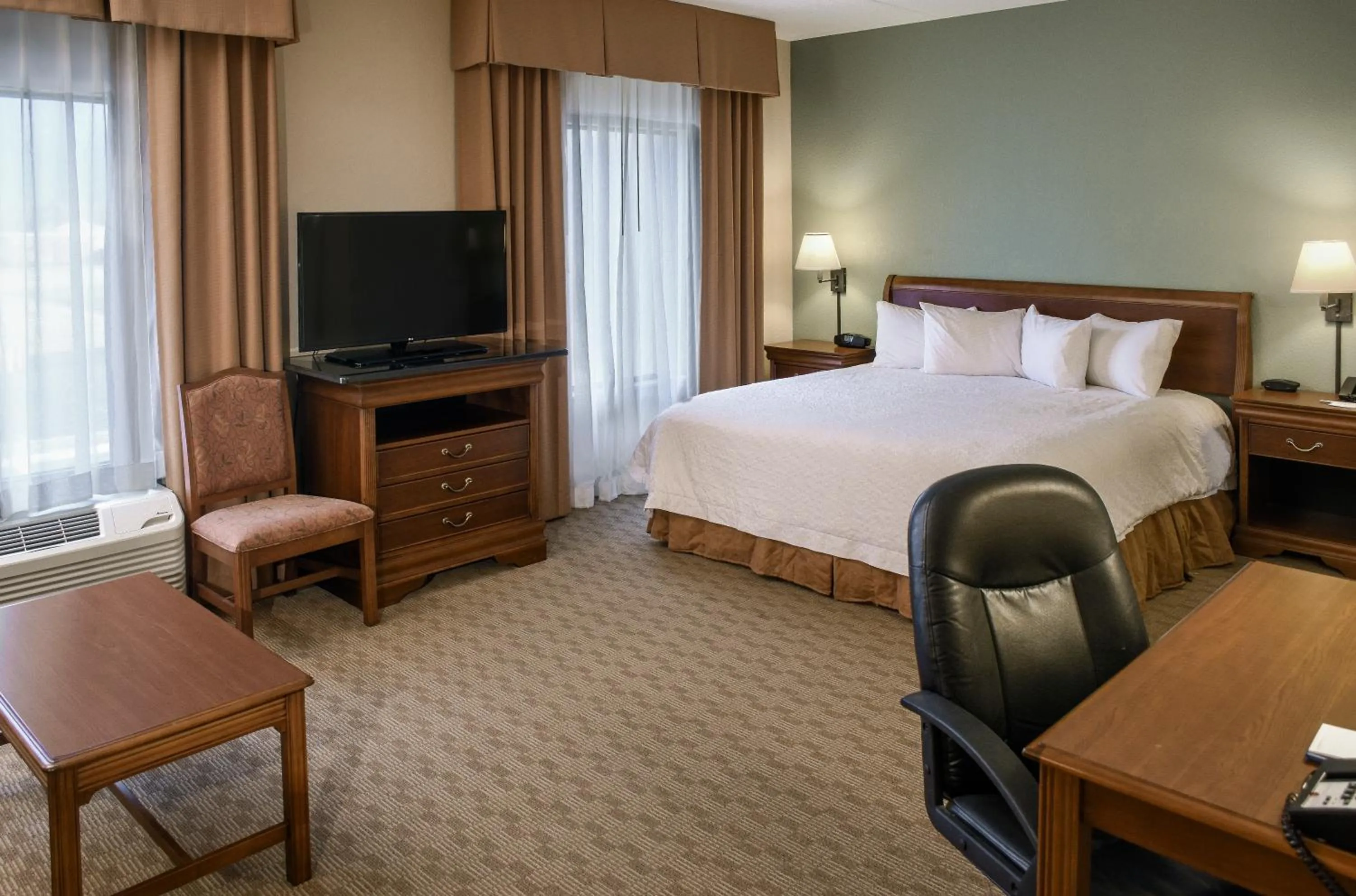 Bed in Hampton Inn & Suites Youngstown-Canfield