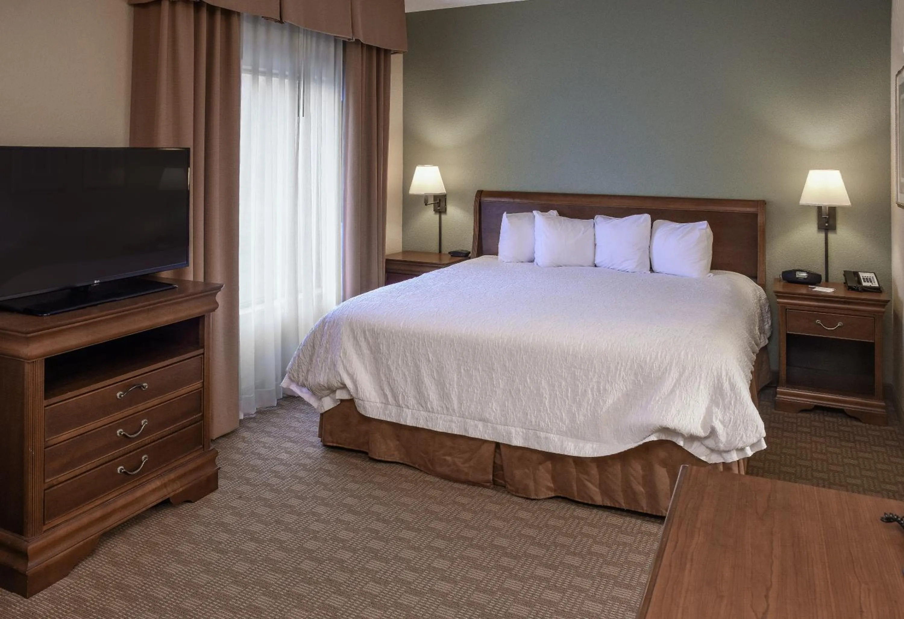Bed in Hampton Inn & Suites Youngstown-Canfield