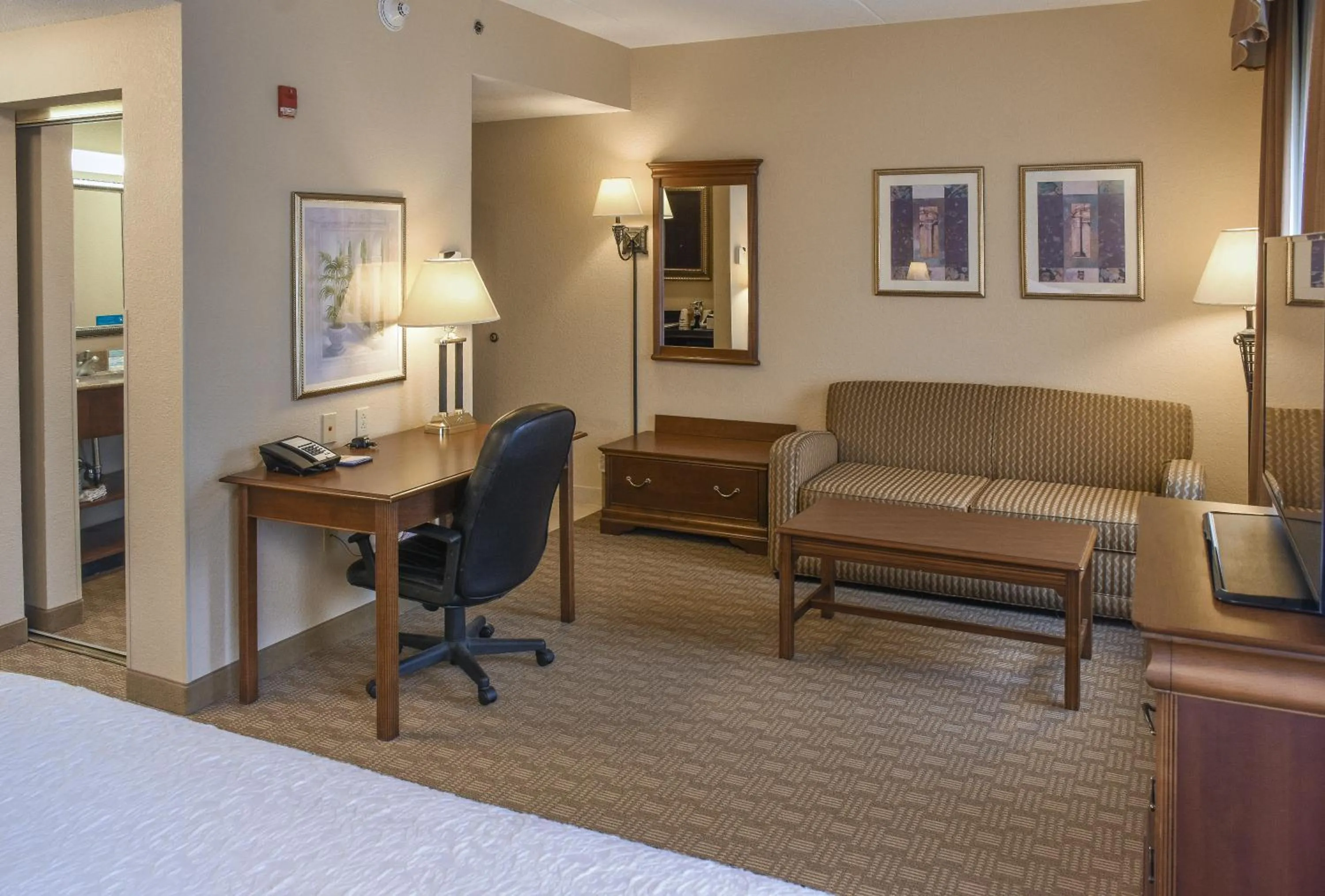 Bed in Hampton Inn & Suites Youngstown-Canfield