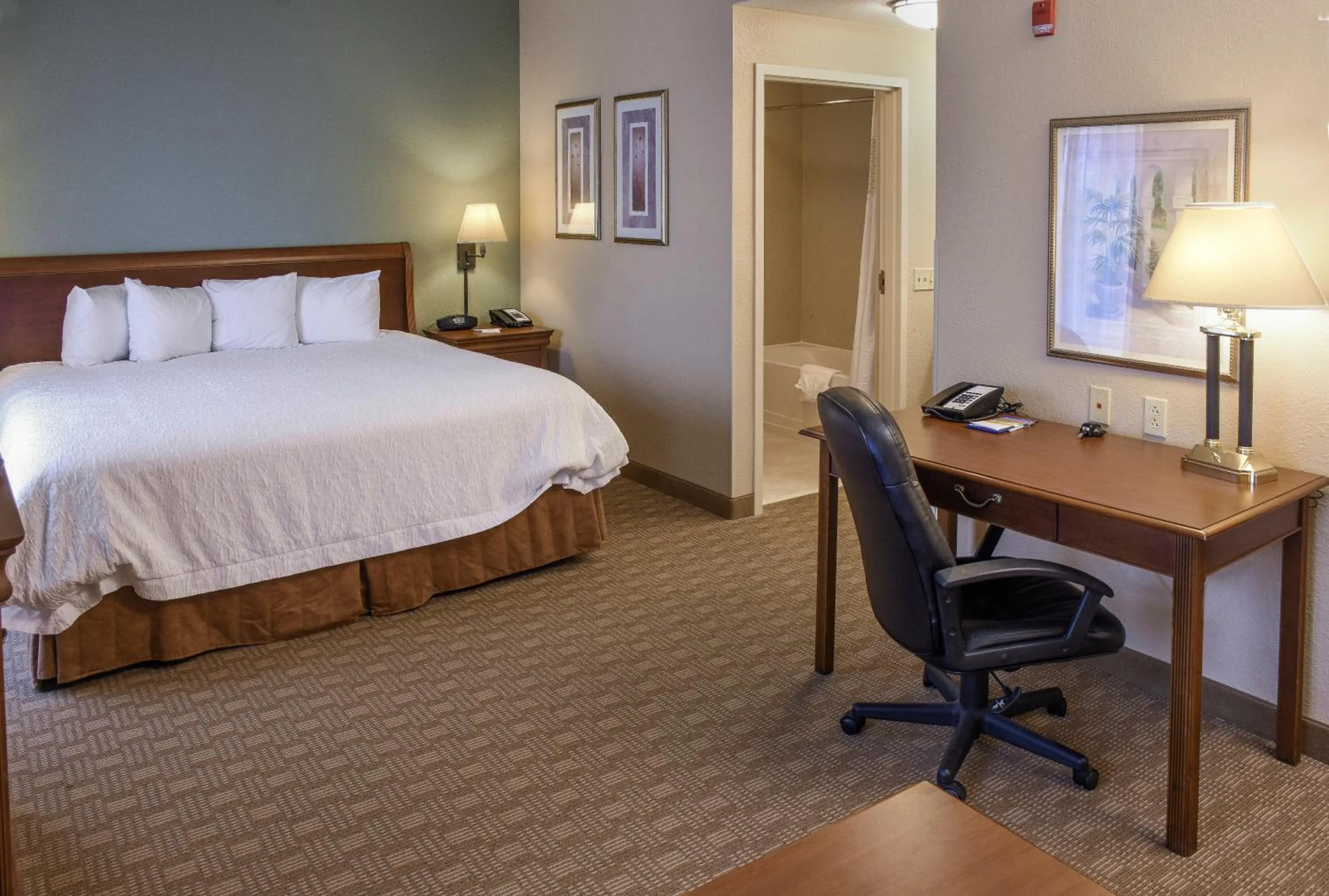 Bed in Hampton Inn & Suites Youngstown-Canfield