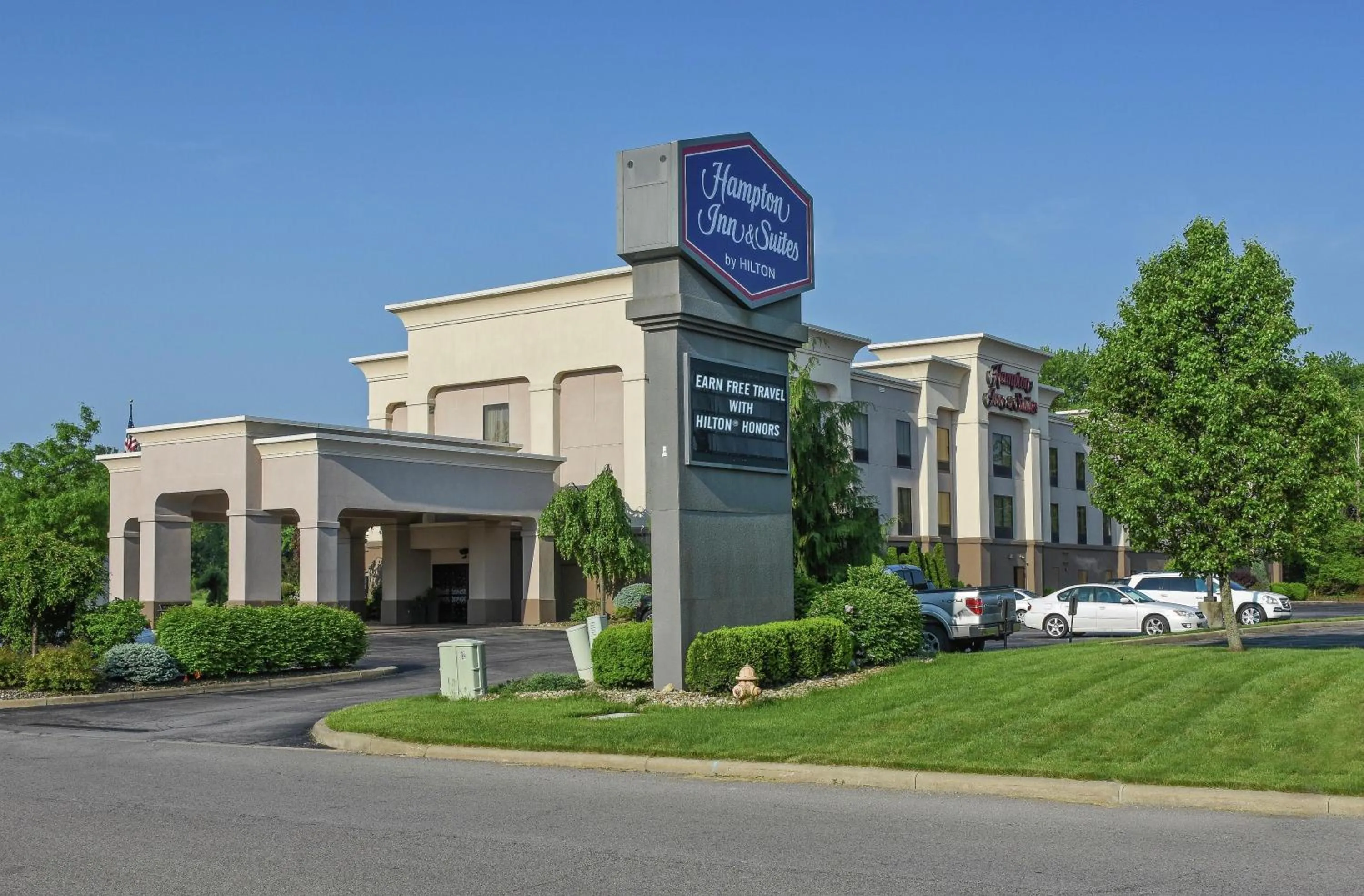Property building in Hampton Inn & Suites Youngstown-Canfield