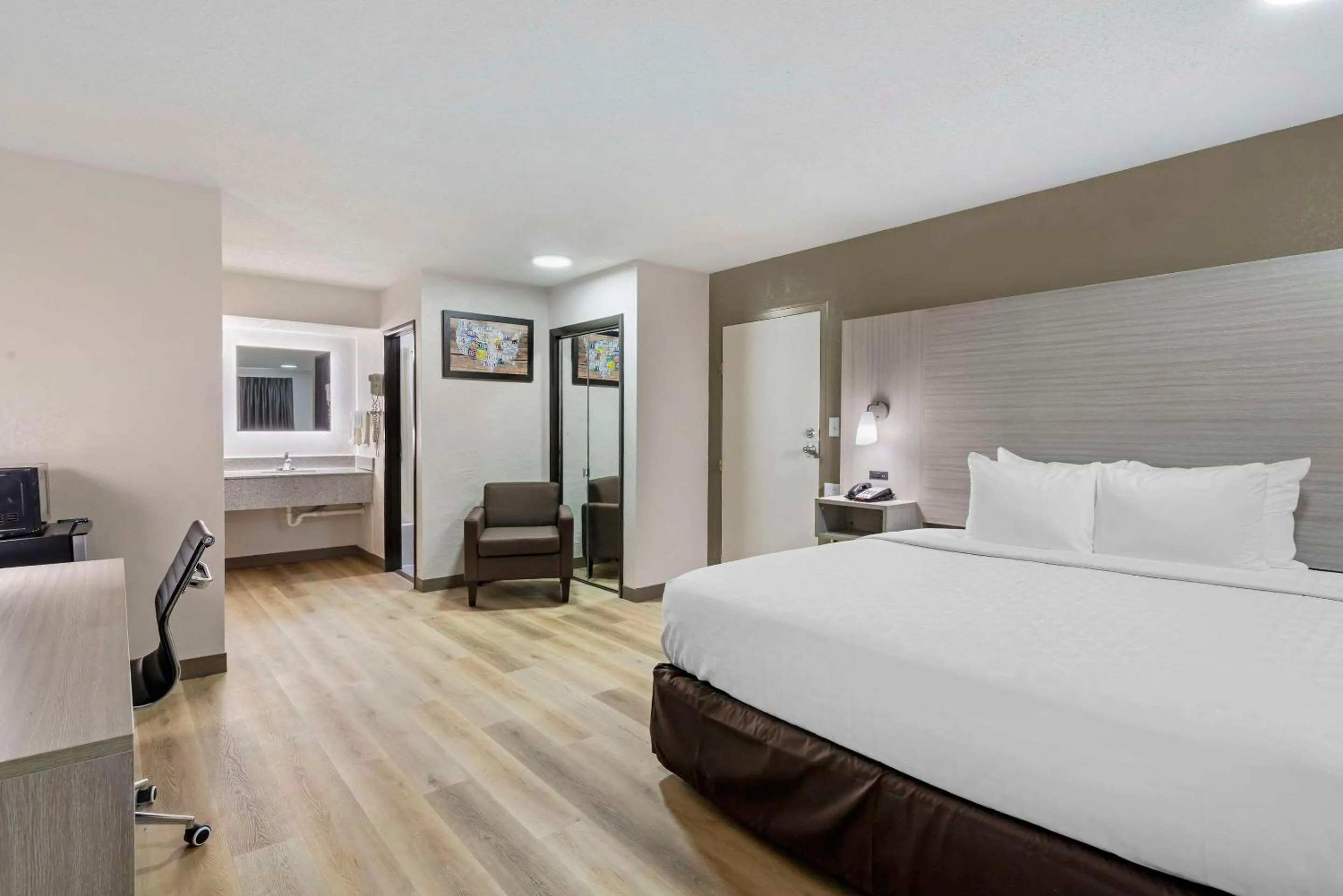 Bedroom, Bed in Econo Lodge Augusta, Downtown