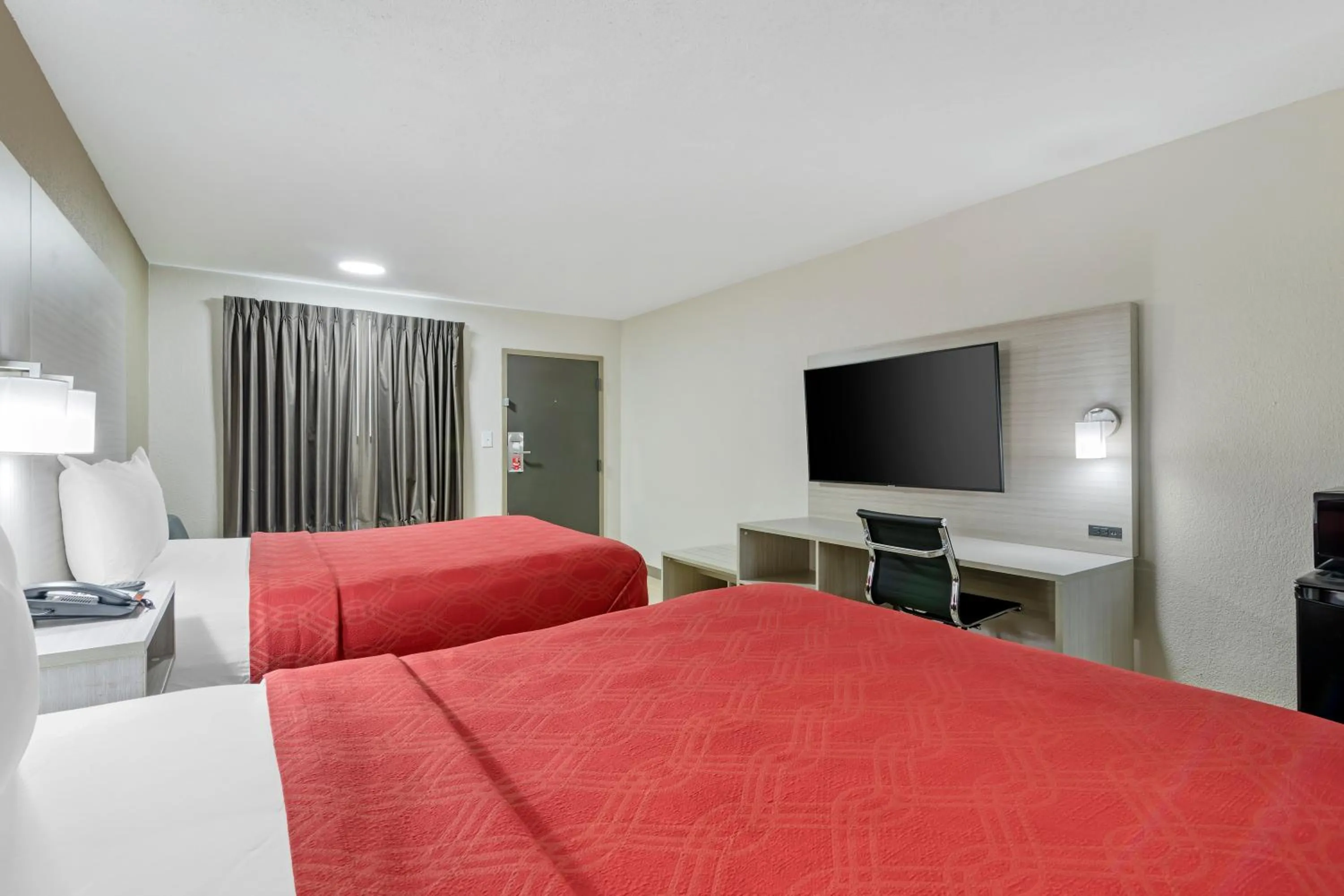 Bed in Econo Lodge Augusta, Downtown