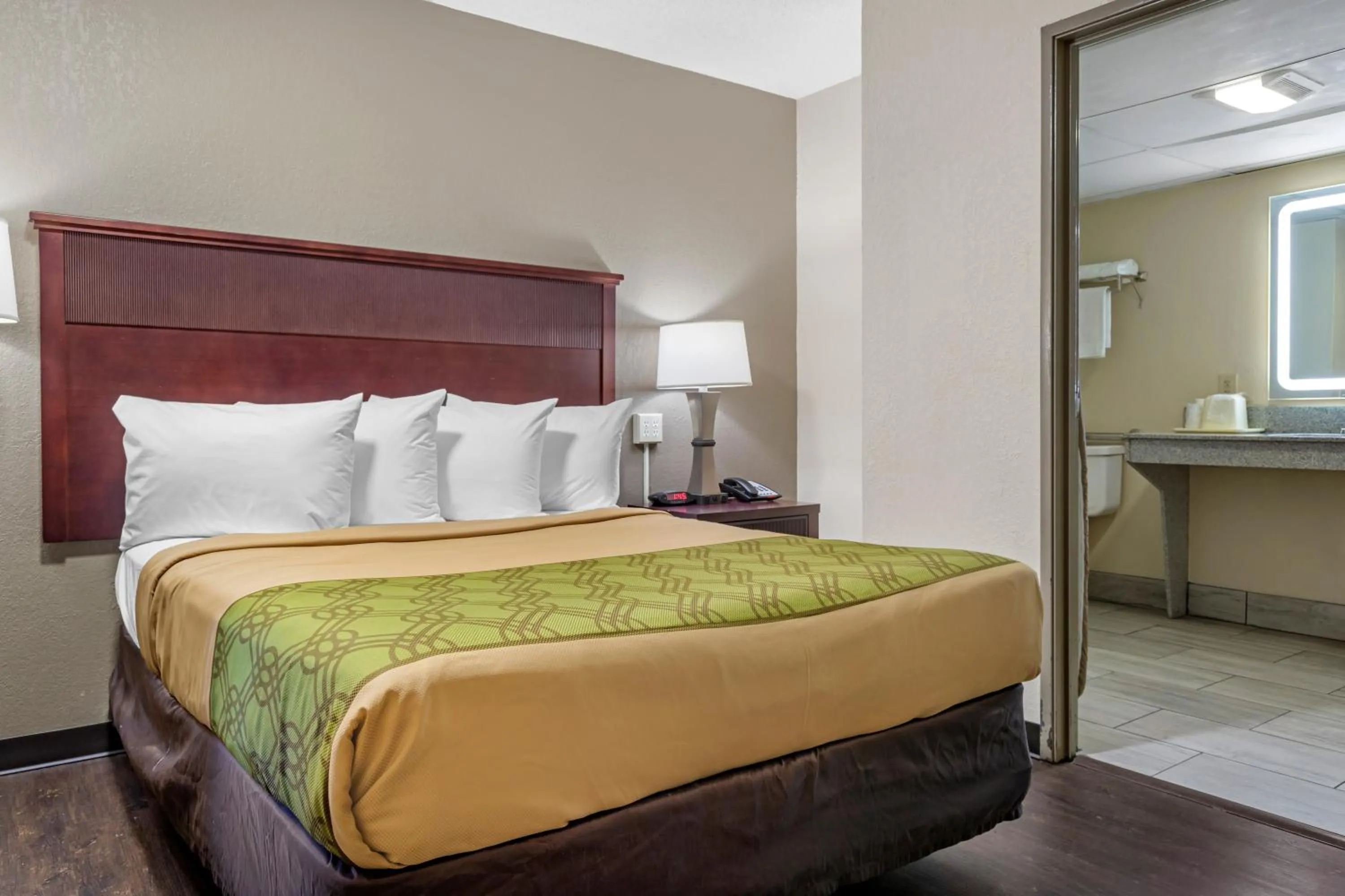 Bed in Econo Lodge Augusta, Downtown