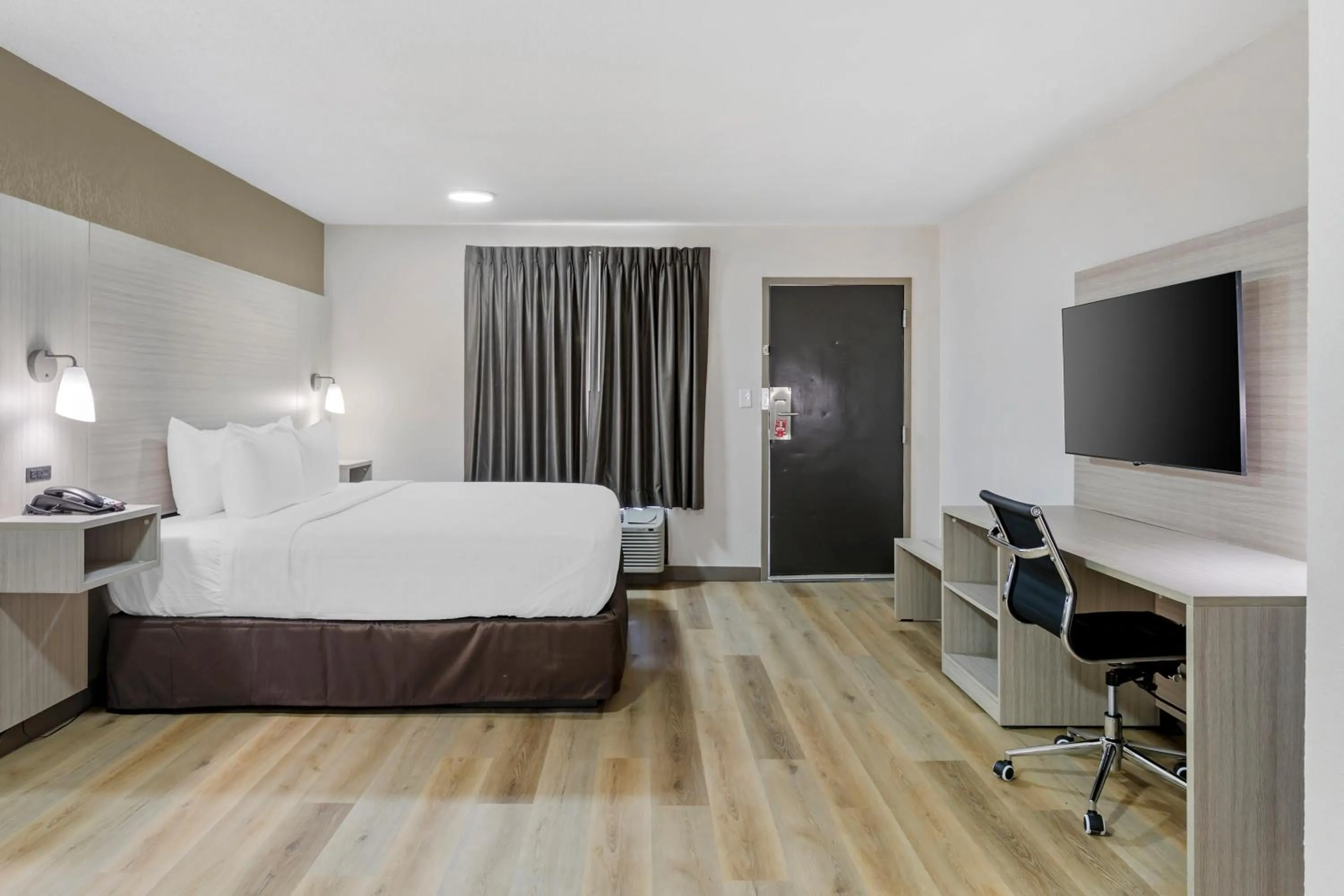 Bed in Econo Lodge Augusta, Downtown