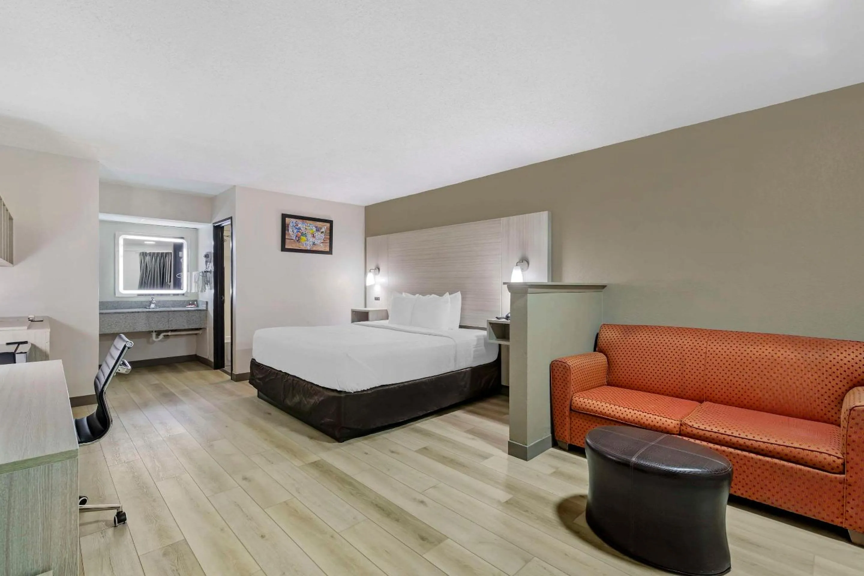 Bedroom, Bed in Econo Lodge Augusta, Downtown