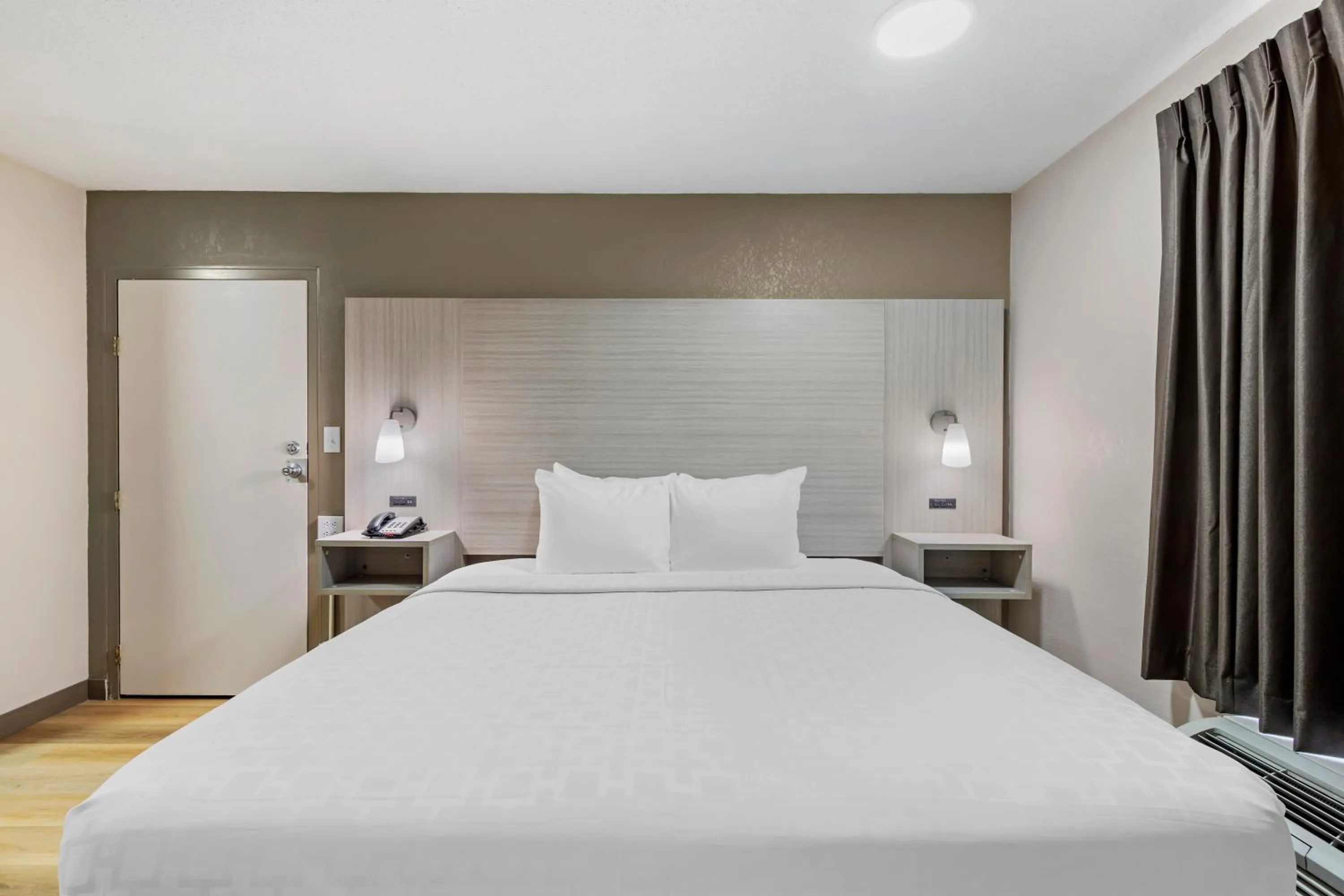 Bed in Econo Lodge Augusta, Downtown