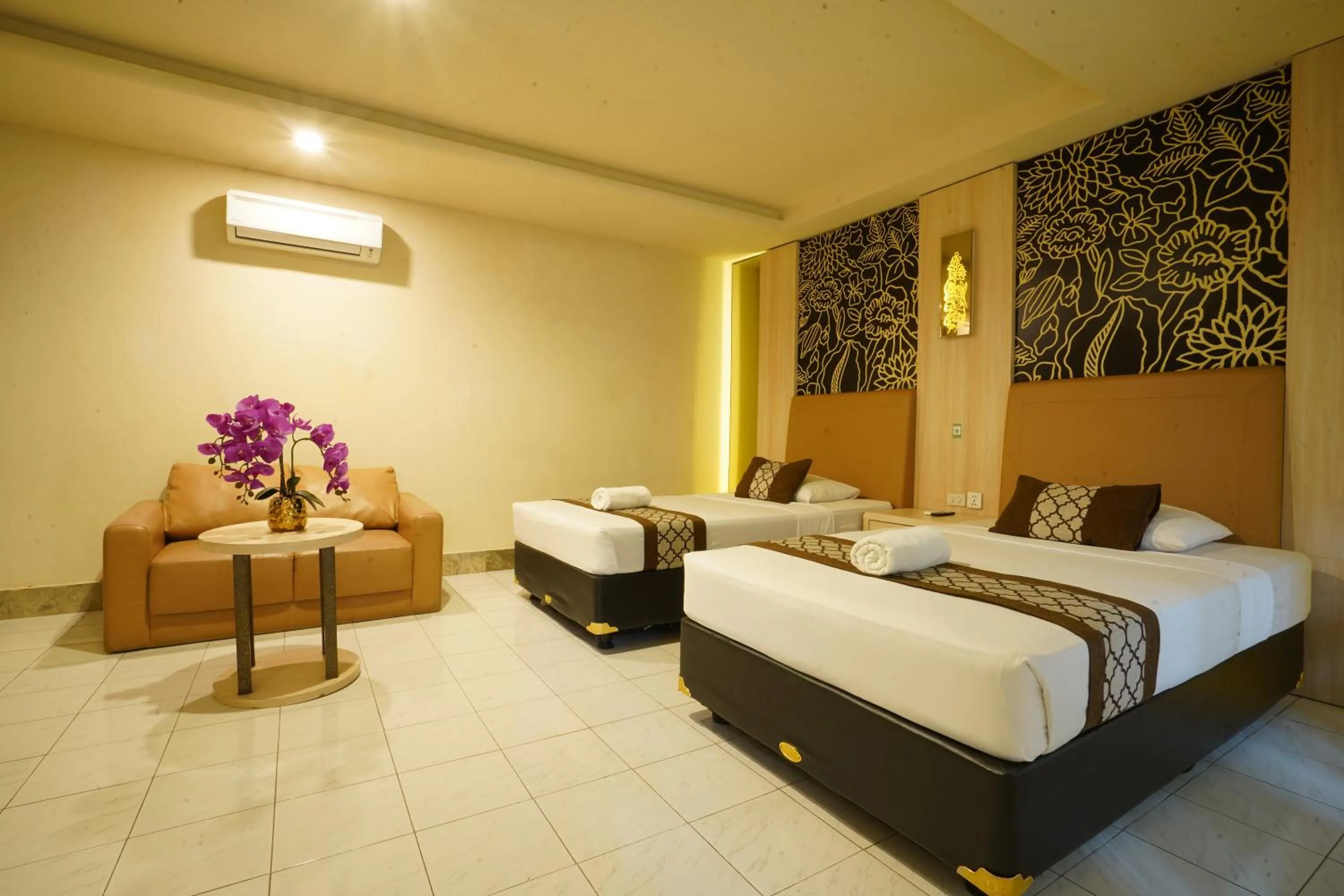 Bathroom, Bed in Hotel Grand Rosela