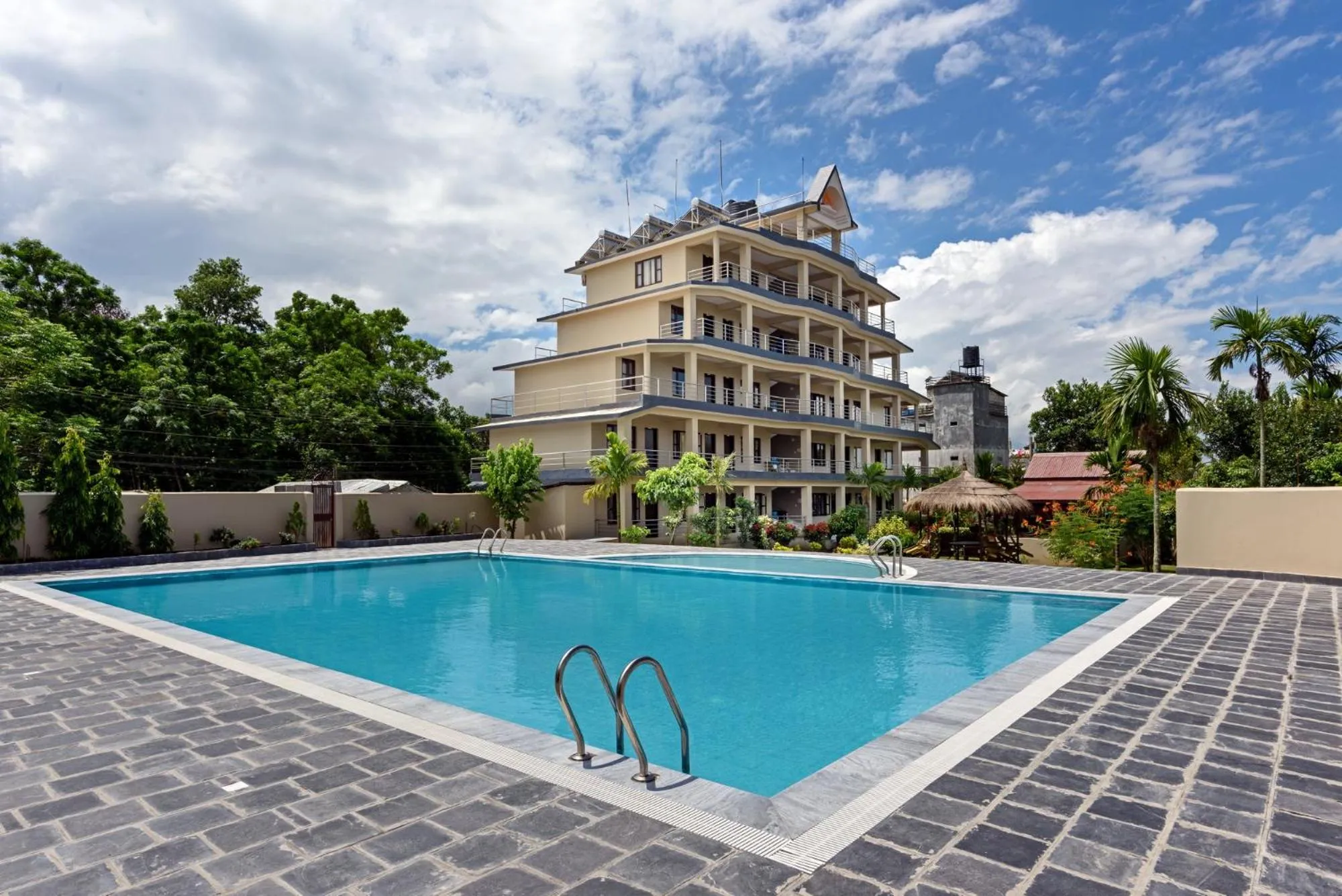Swimming pool in Hotel Monalisa Chitwan