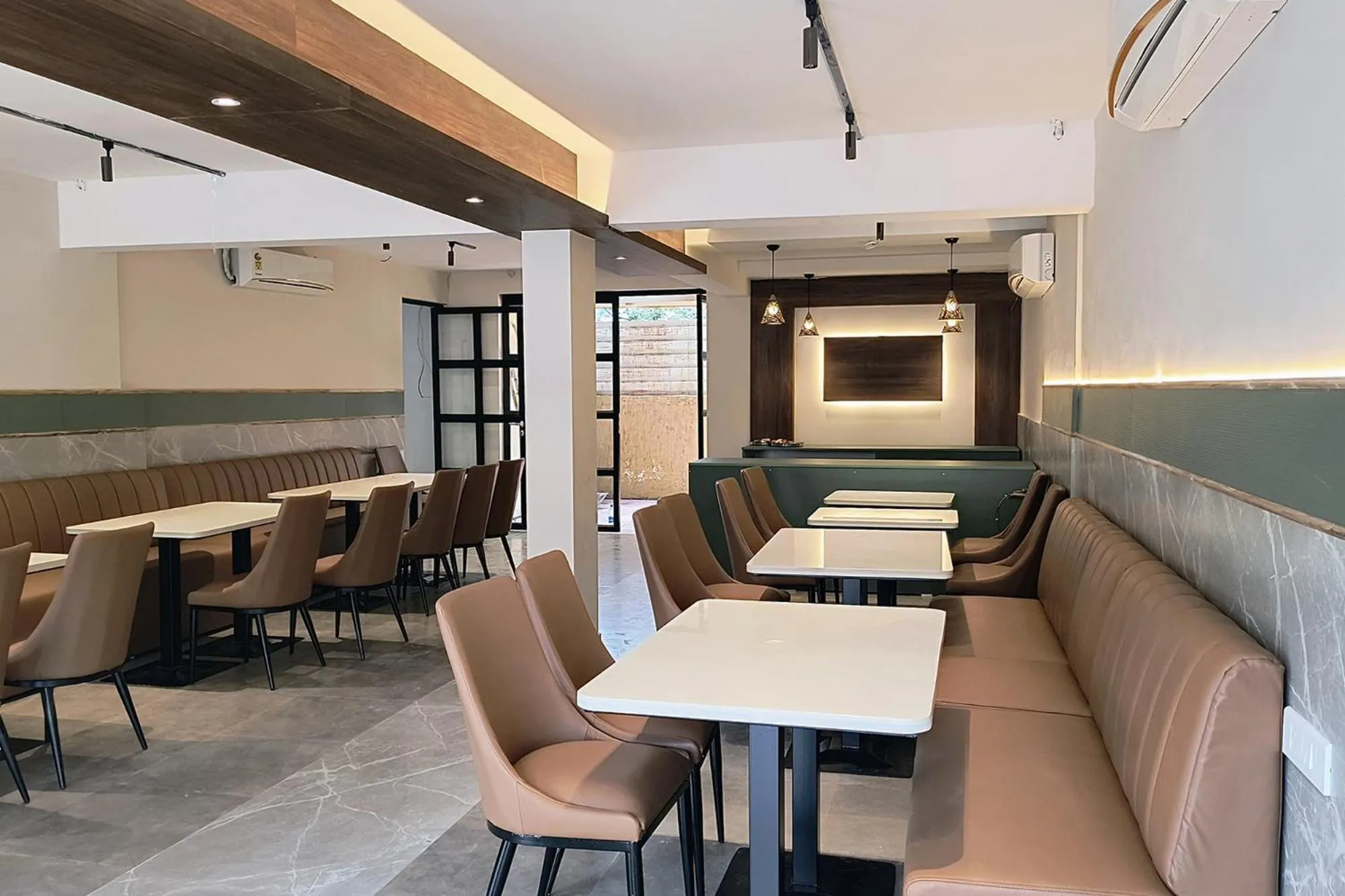 Restaurant/places to eat in Swarnam Hotel