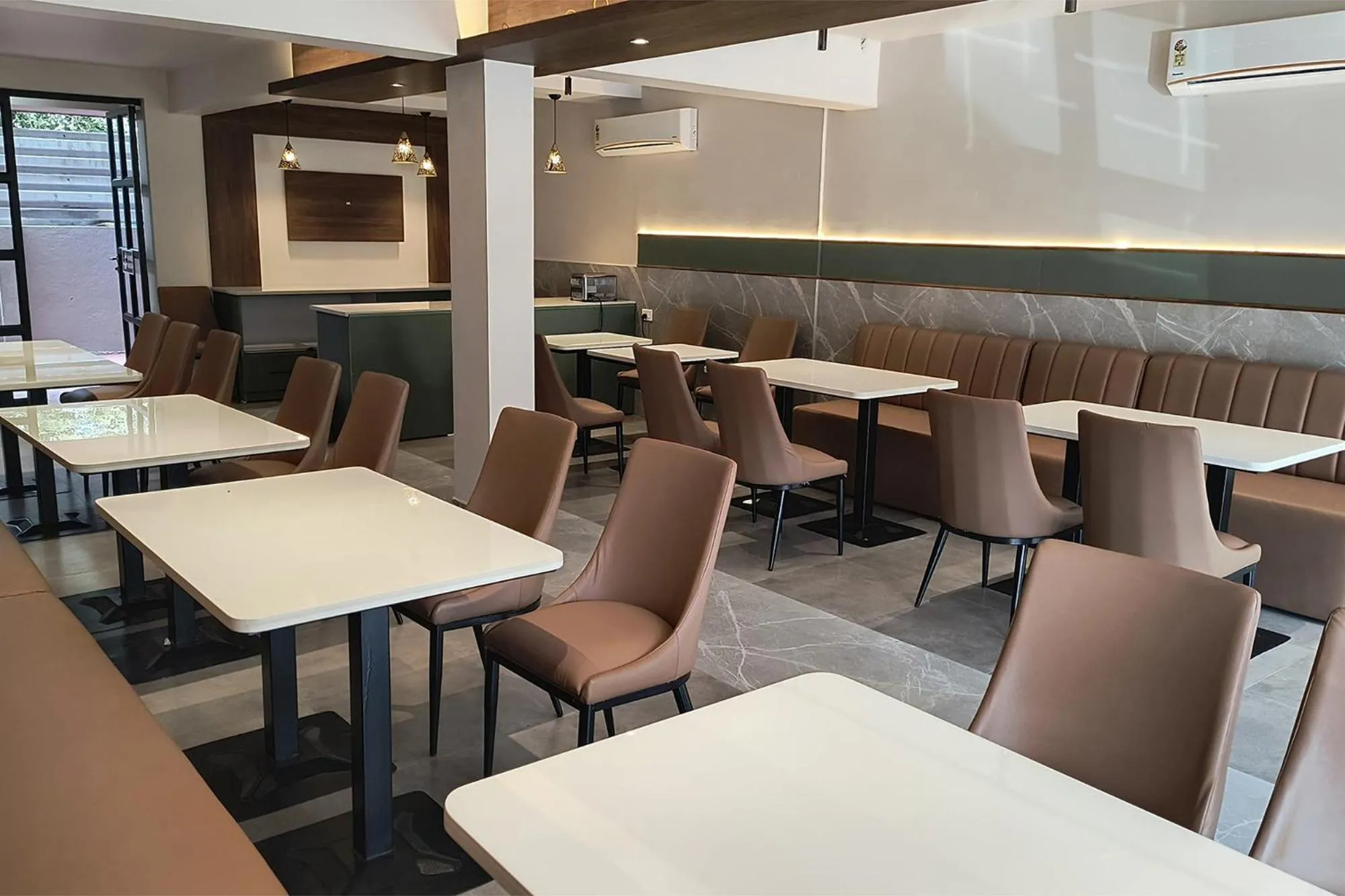 Restaurant/places to eat in Swarnam Hotel