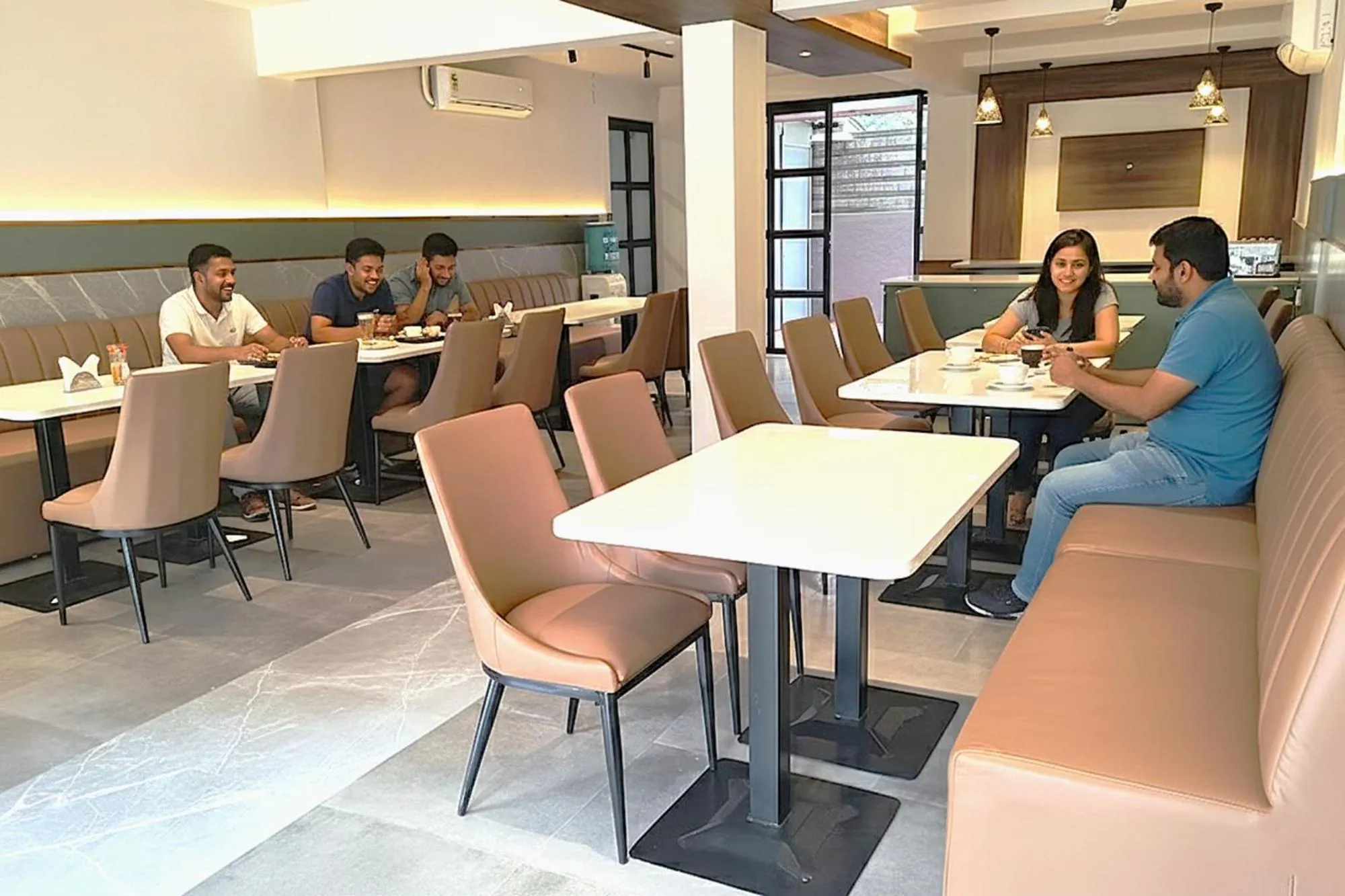 Restaurant/places to eat in Swarnam Hotel