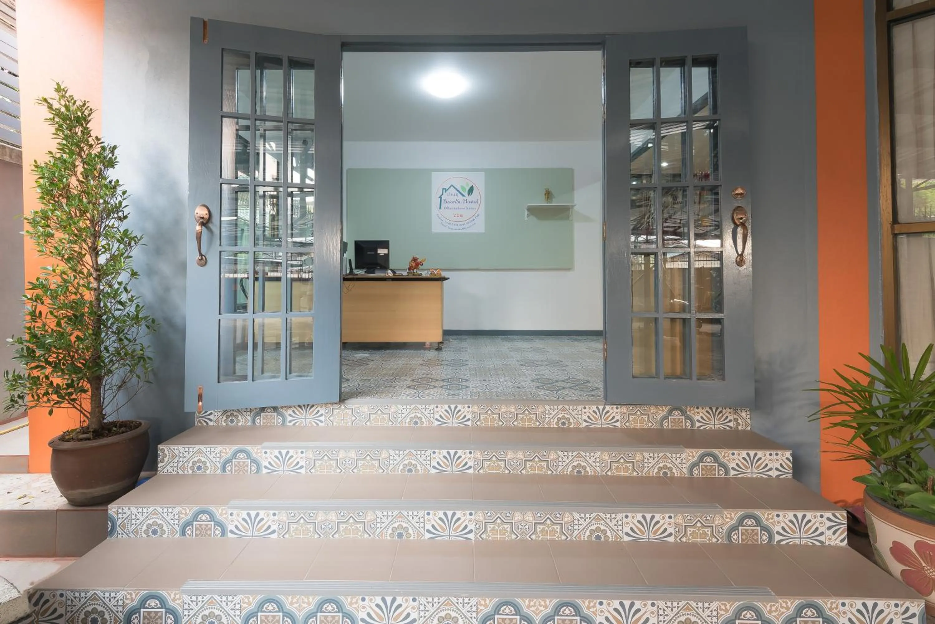 Facade/entrance in BaanSu Hostel