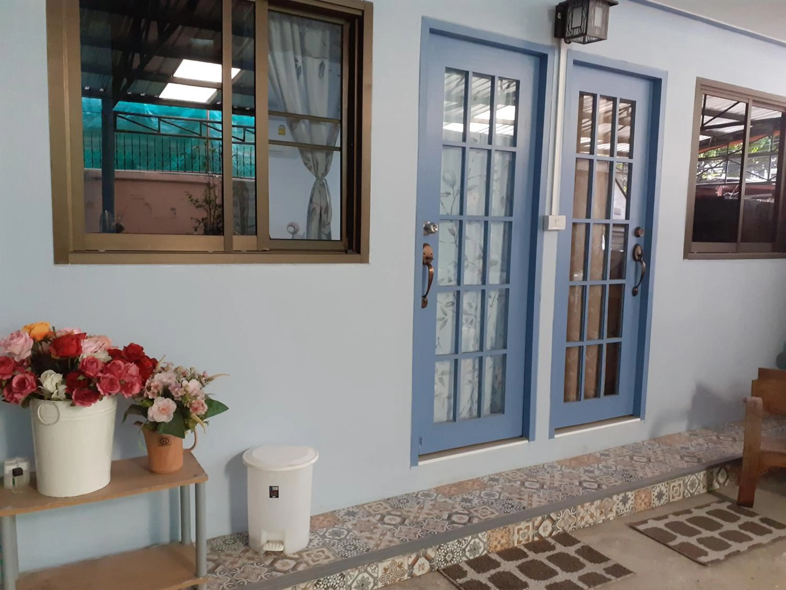 Facade/entrance in BaanSu Hostel