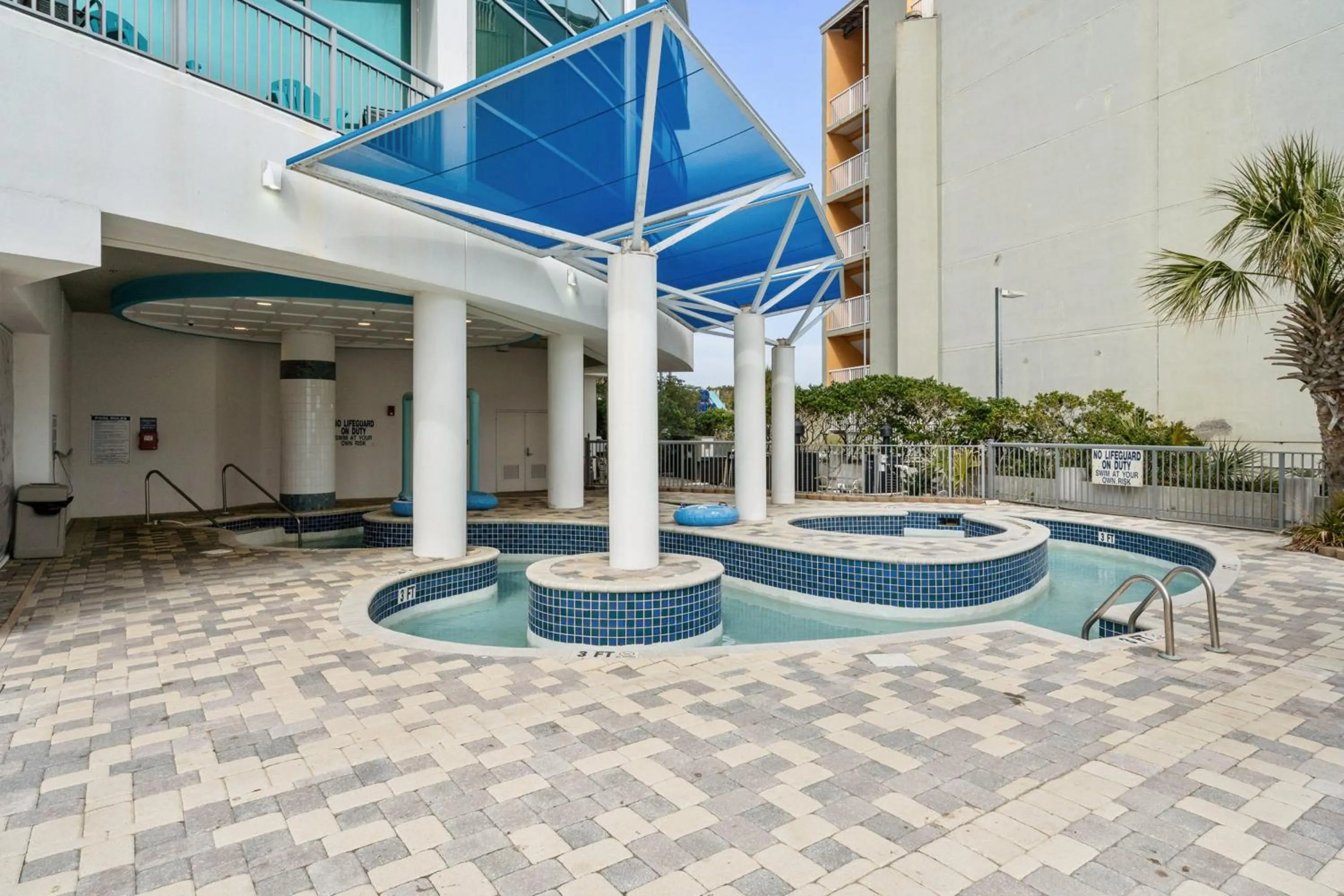 Swimming pool in Oceans One 1806