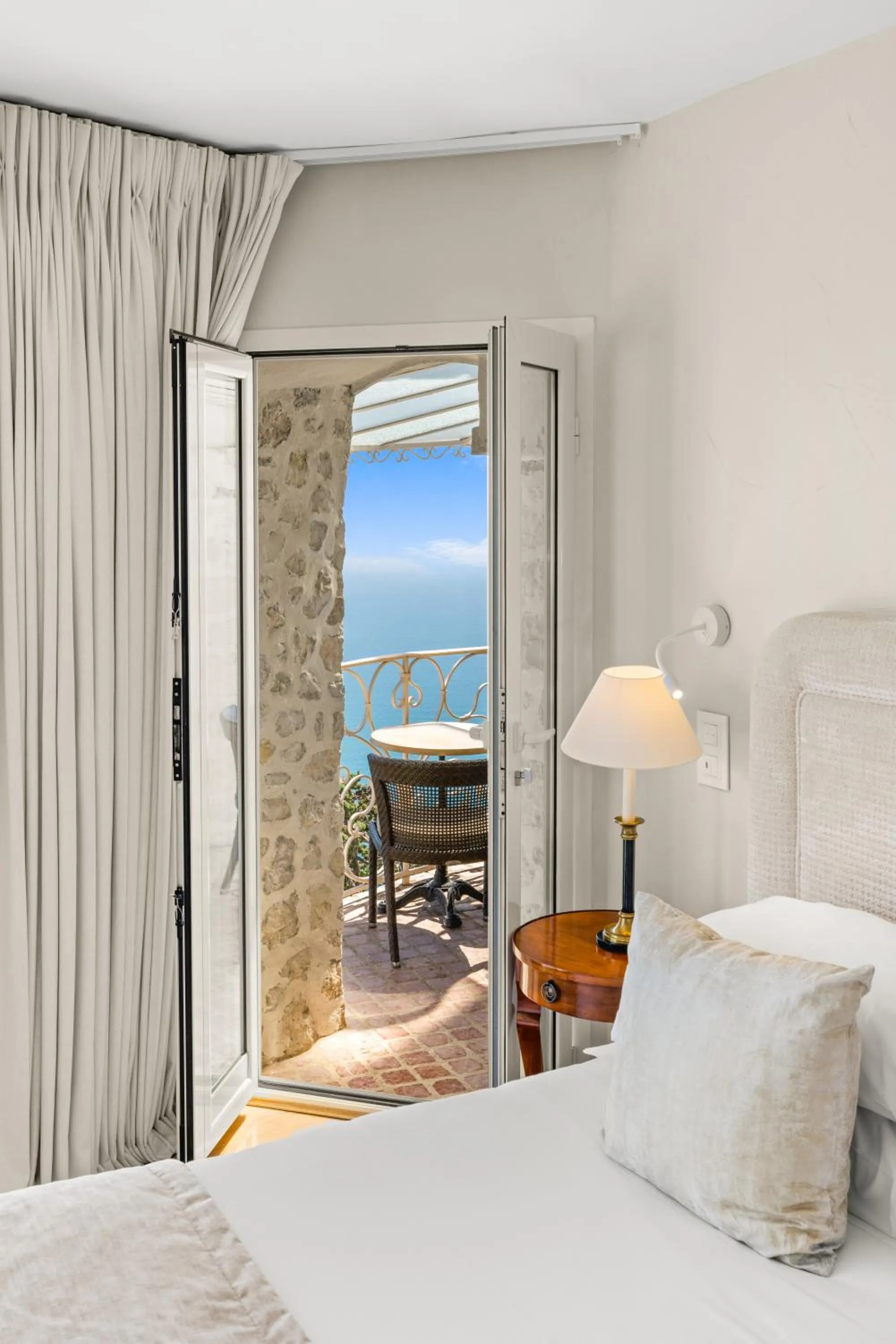 View (from property/room), Bed in La Chèvre d'Or