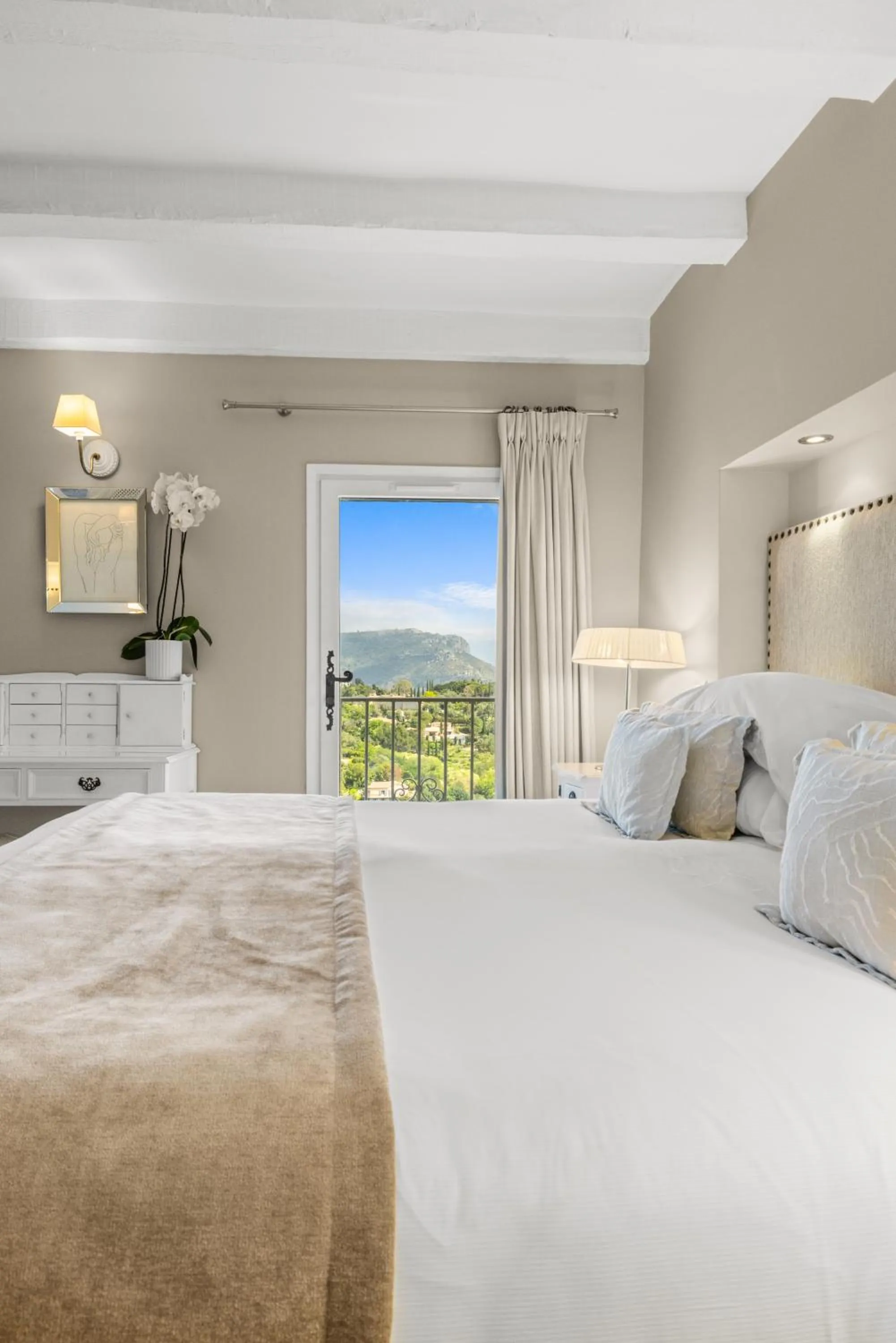 Bedroom, Bed in La Chèvre d'Or