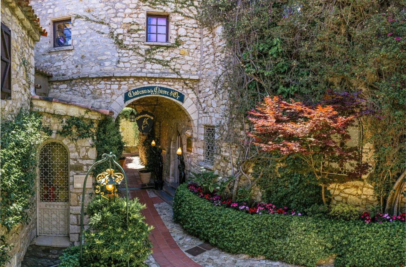 Property building in La Chèvre d'Or