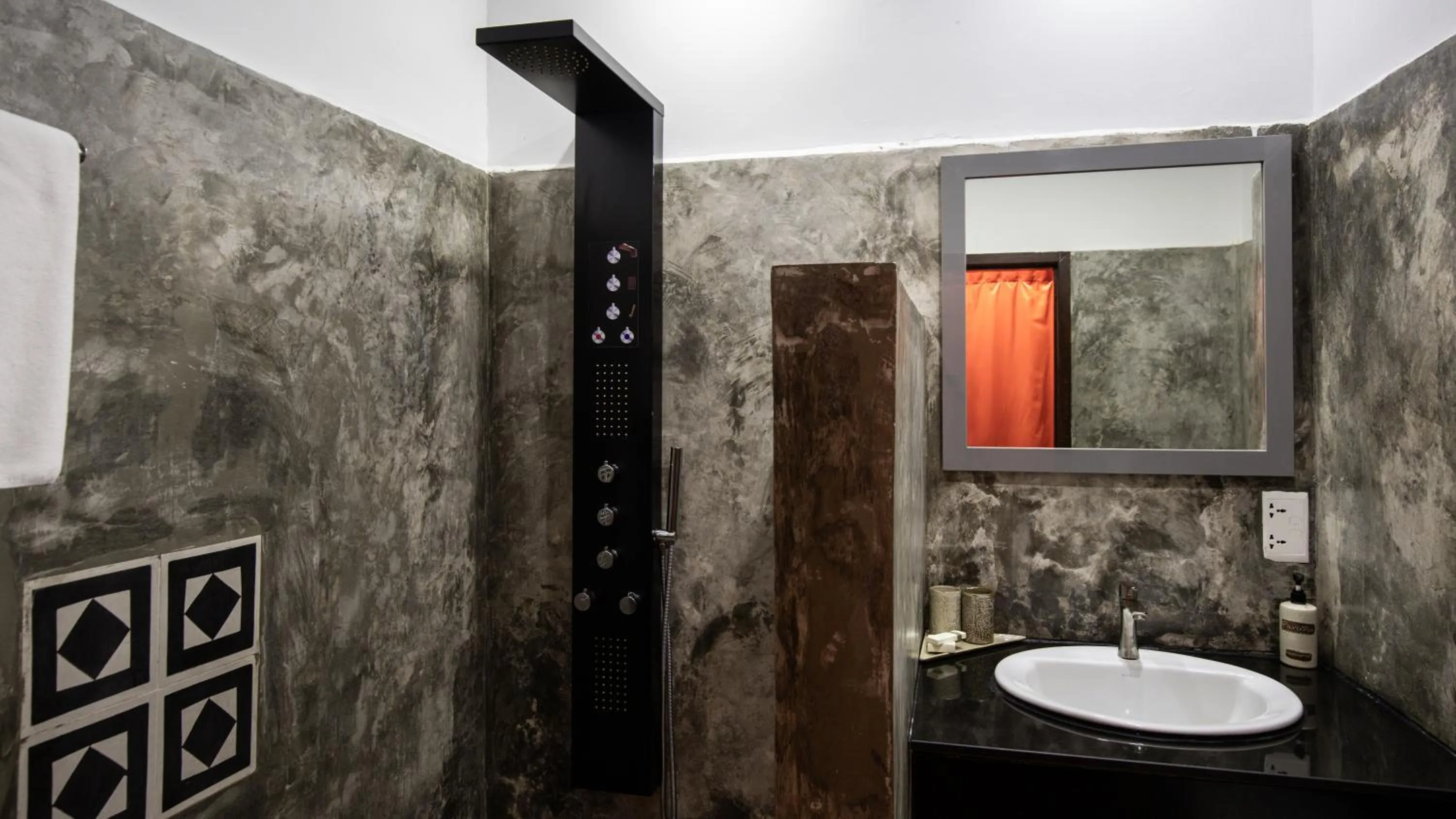 Shower in Pavillon Indochine Boutique - Hotel