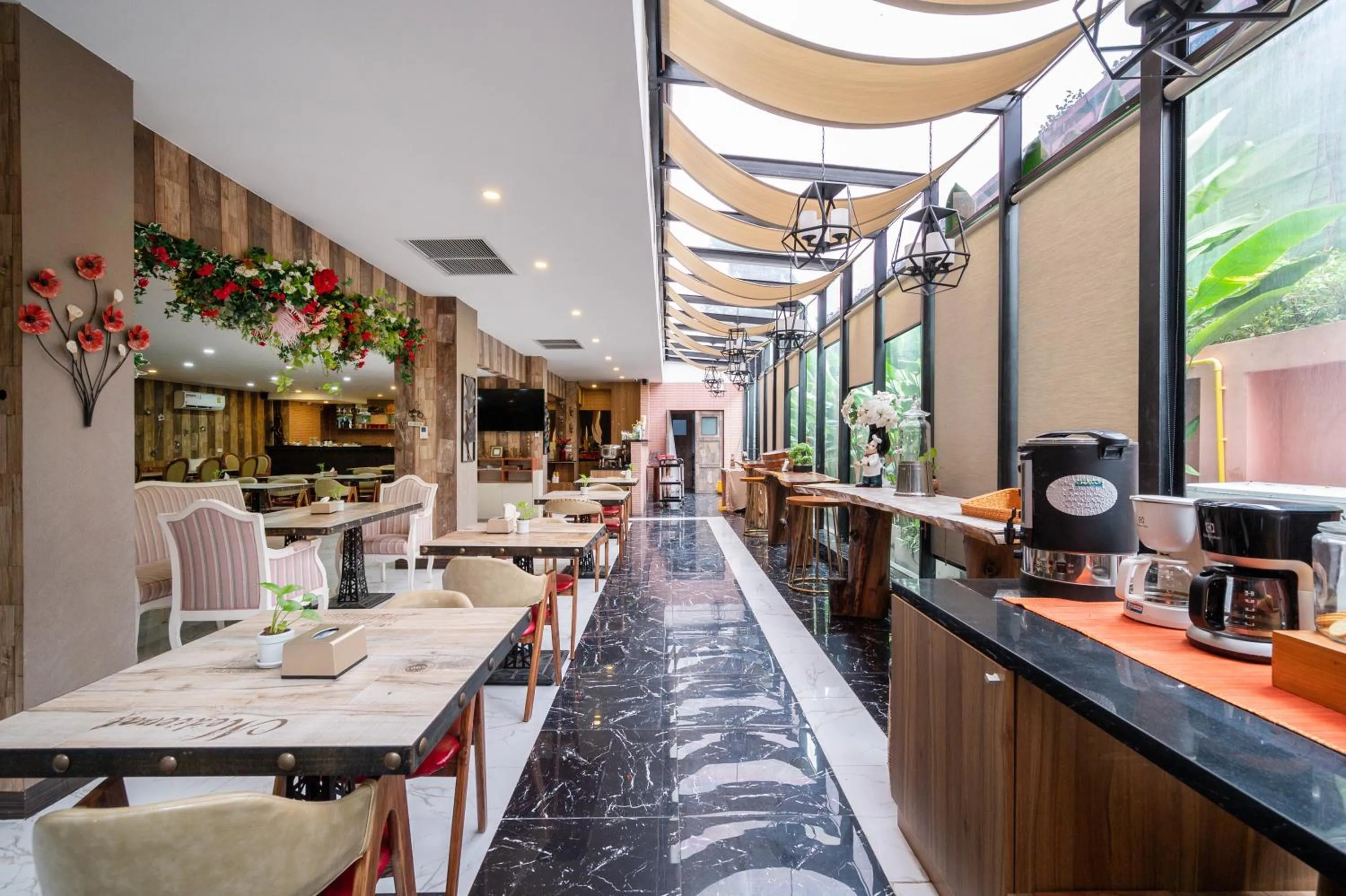 Restaurant/places to eat in Sonia residence - SHA Extra Plus