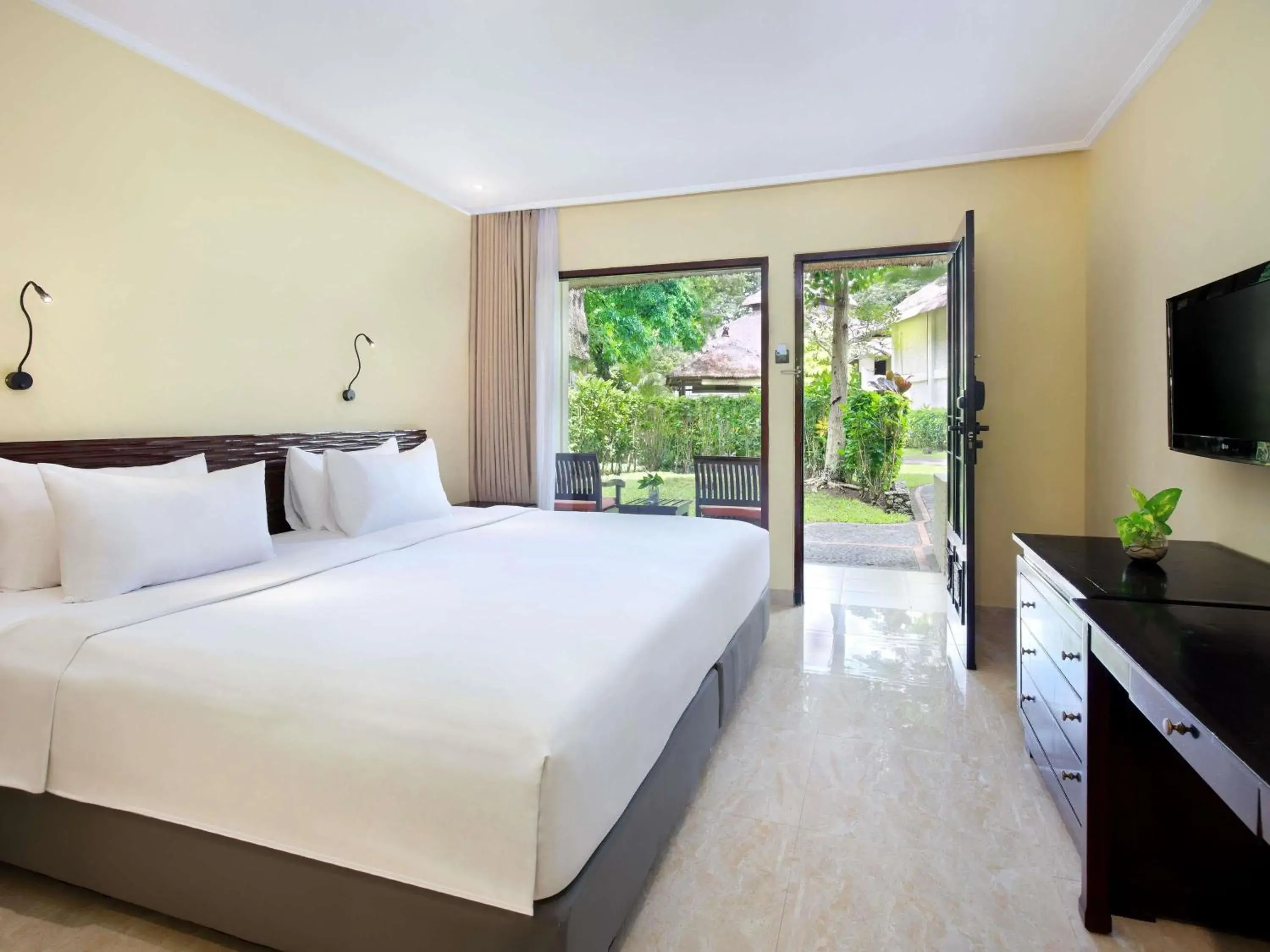 Bedroom, Bed in Mercure Resort Sanur Bedroom, Bed in Mercure Resort Sanur
