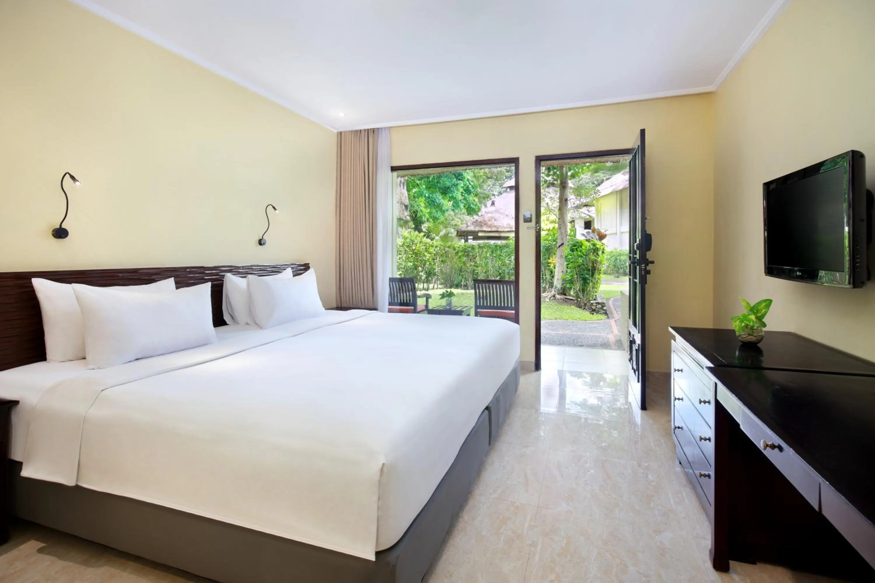 Bedroom, Bed in Mercure Resort Sanur