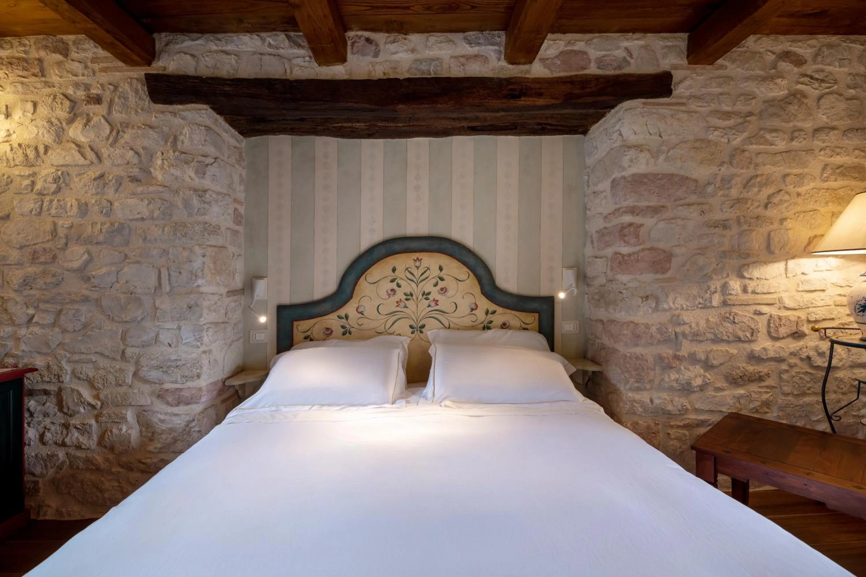 Bed in Torre Del Nera Albergo diffuso & Spa