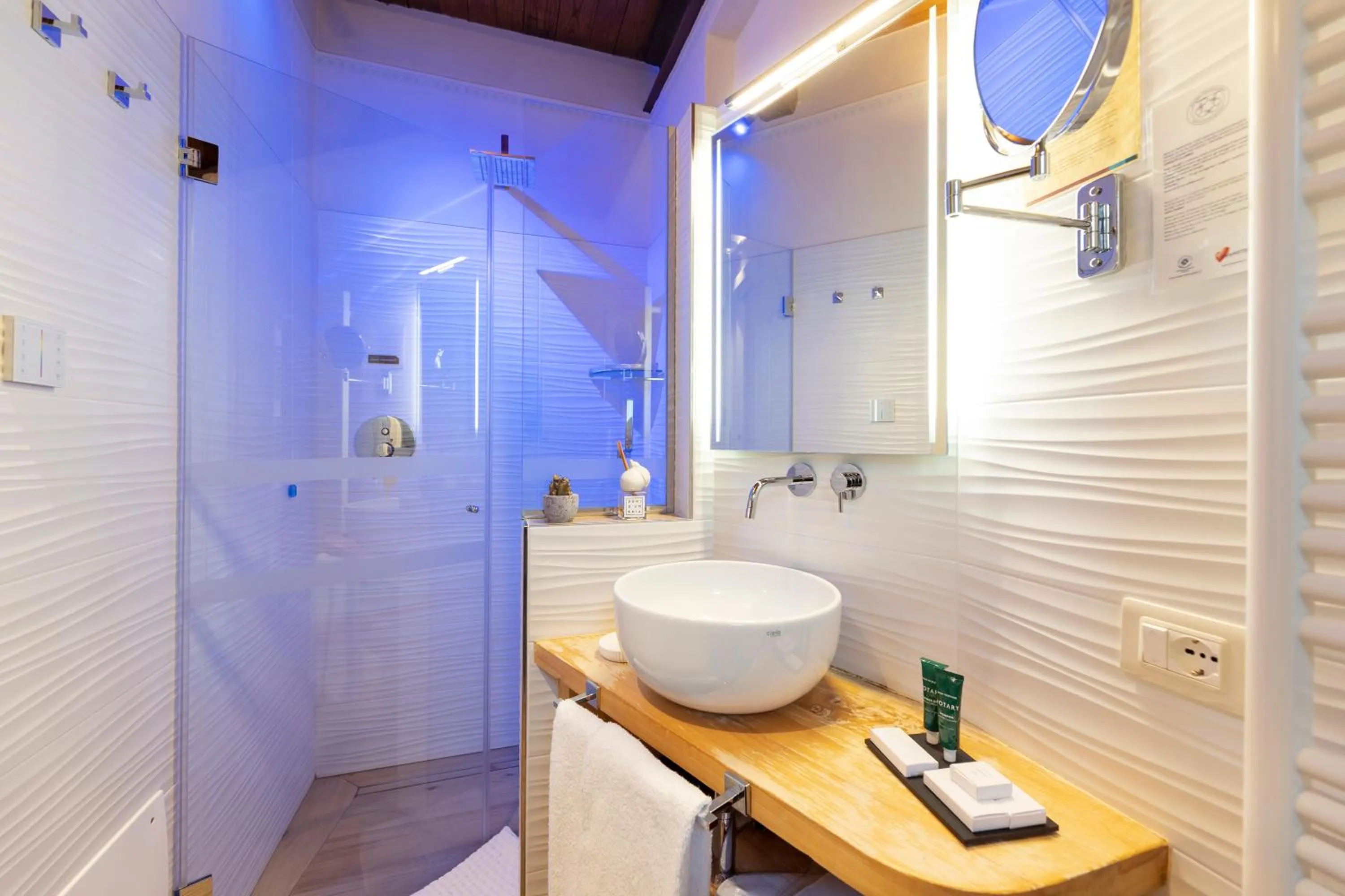 Shower in Torre Del Nera Albergo diffuso & Spa