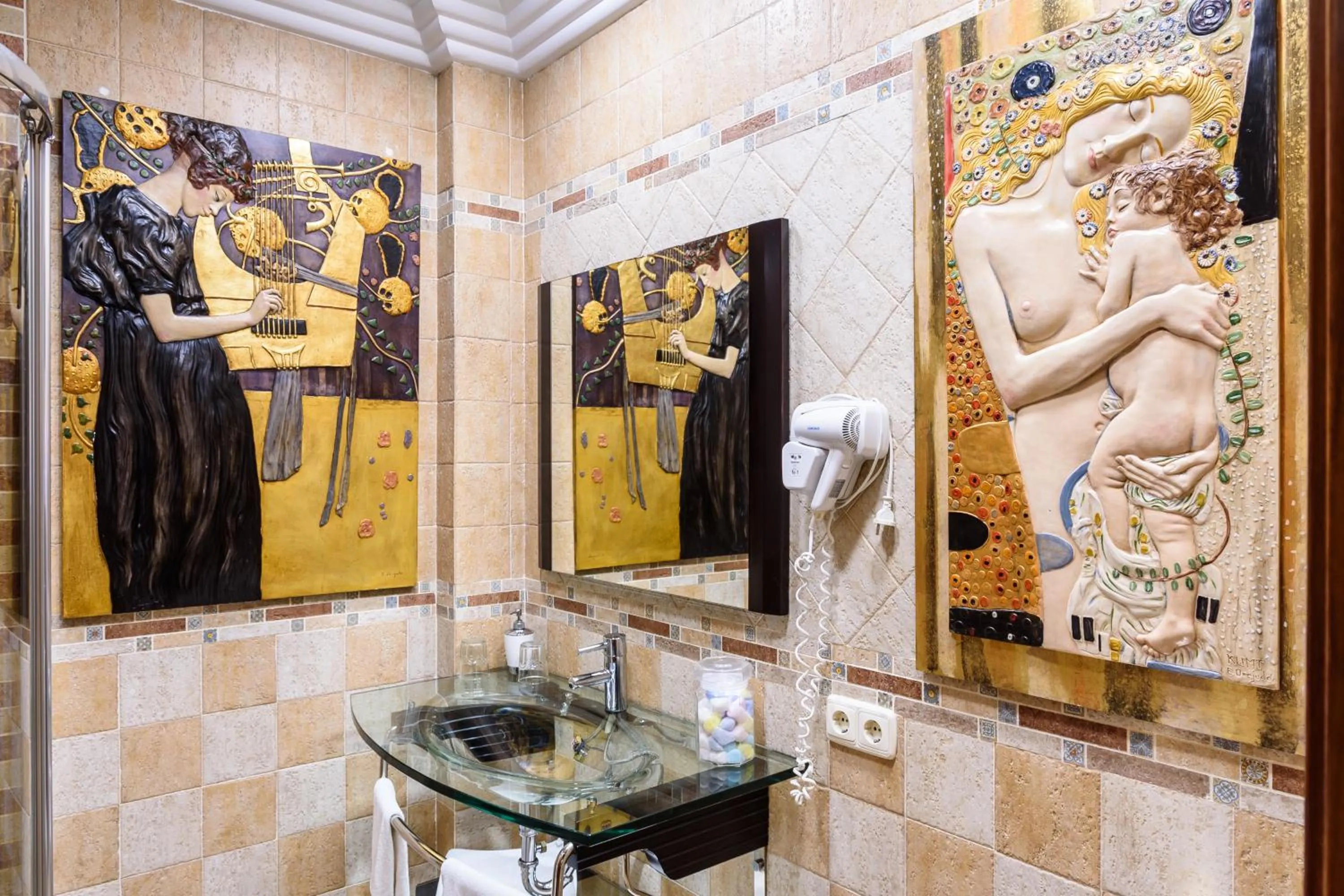 Photo of the whole room in Casa de Reyes