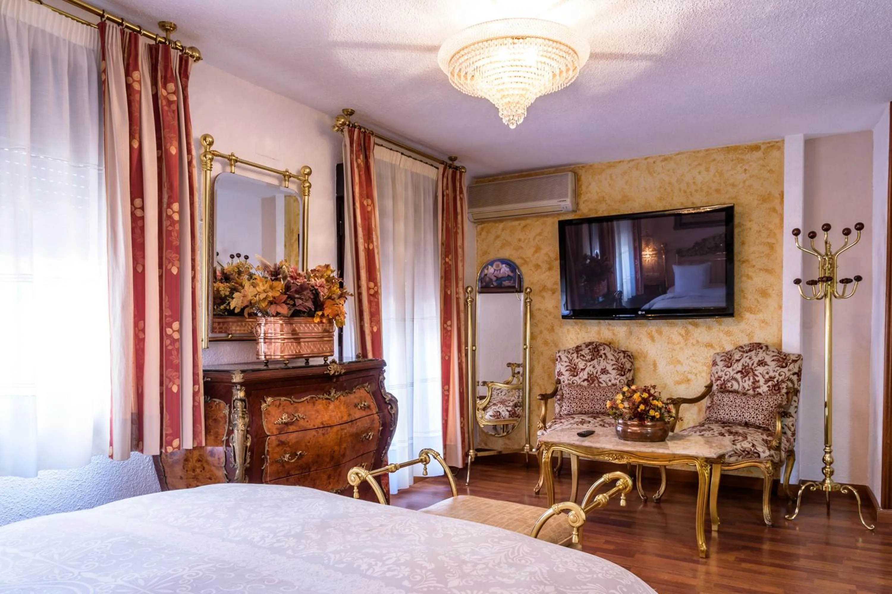 Decorative detail, Bed in Casa de Reyes