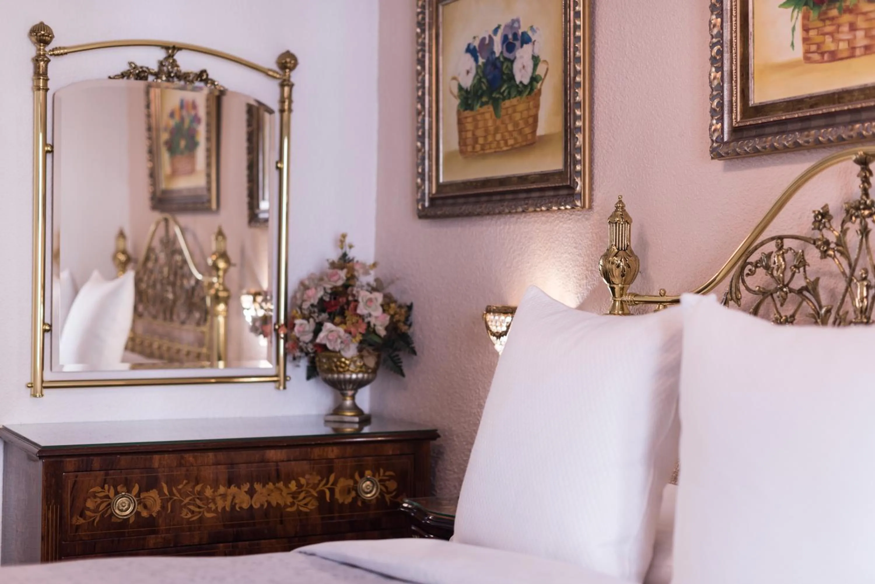 Decorative detail, Bed in Casa de Reyes