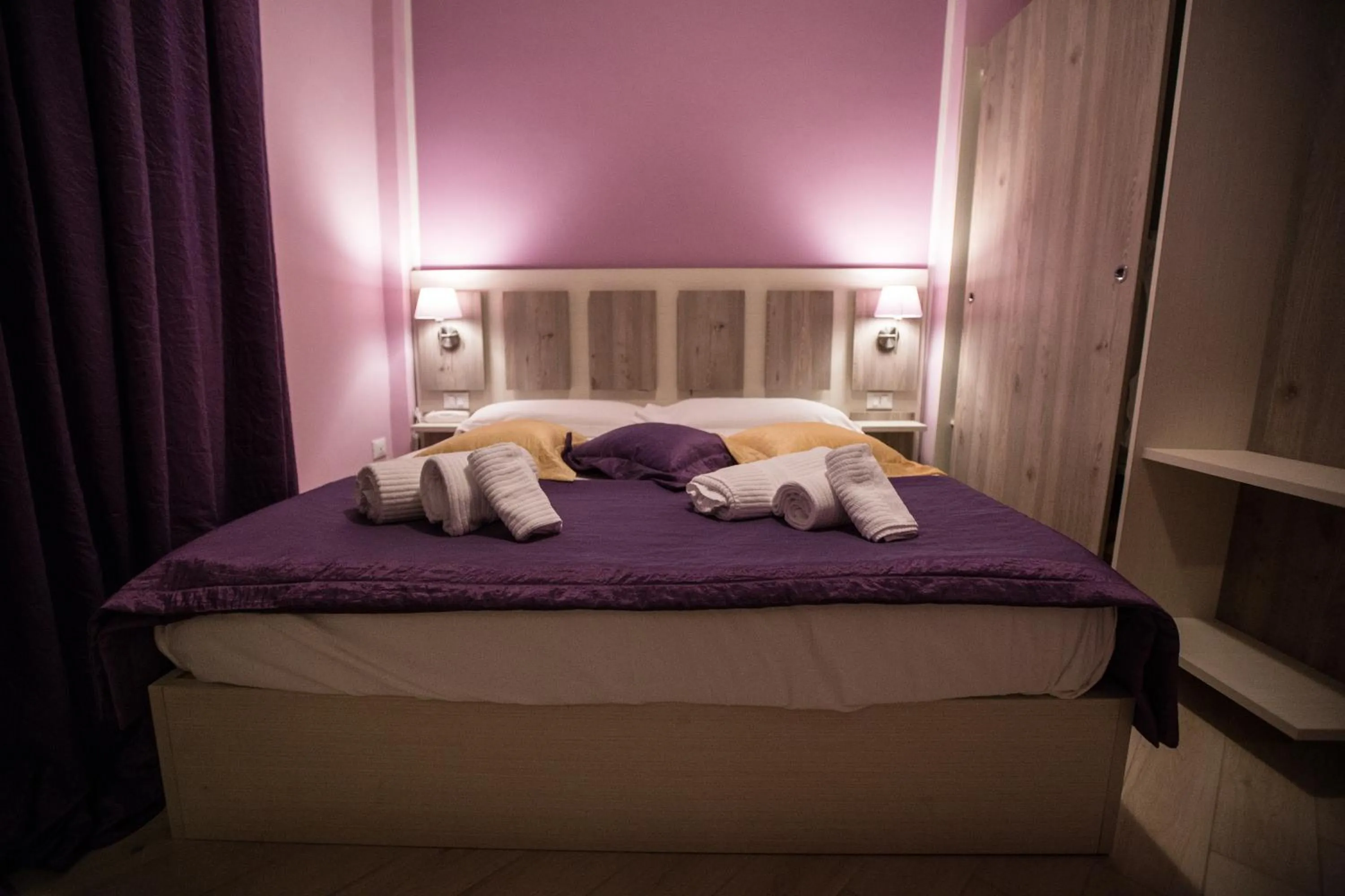 Bedroom, Bed in Hotel Cliché