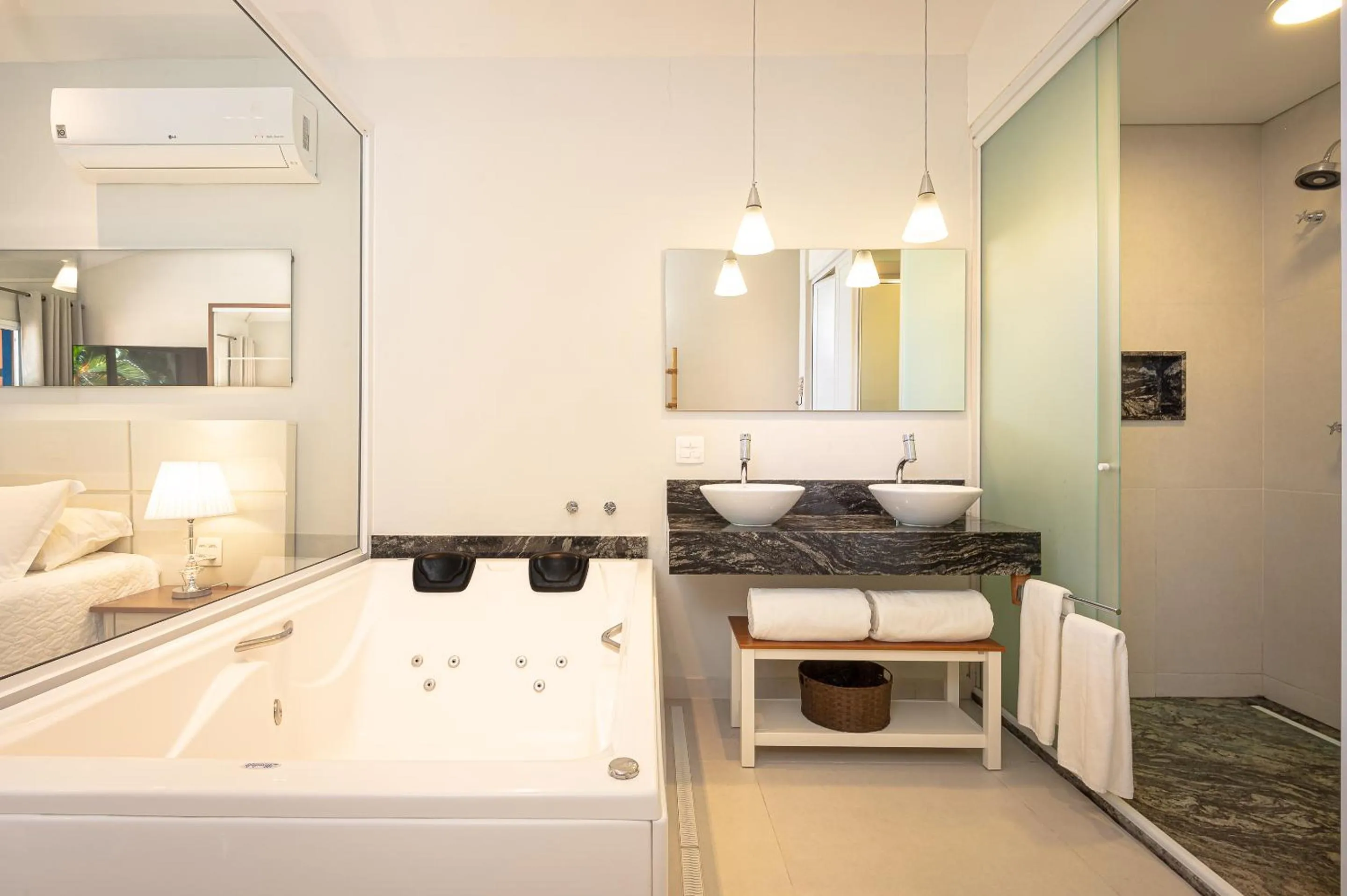 Bathroom, Bed in Porto Pacuíba Hotel