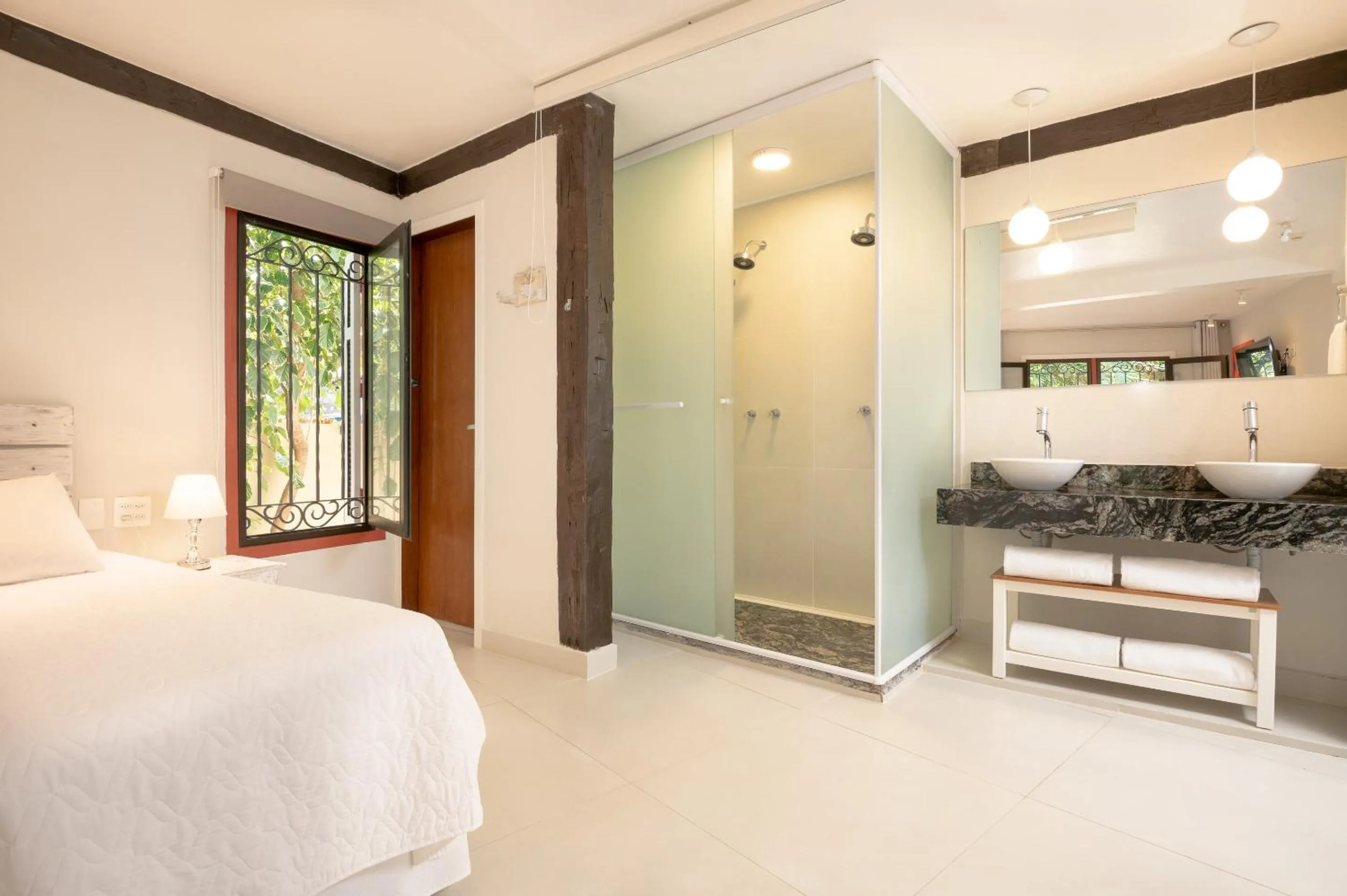 Bathroom, Bed in Porto Pacuíba Hotel