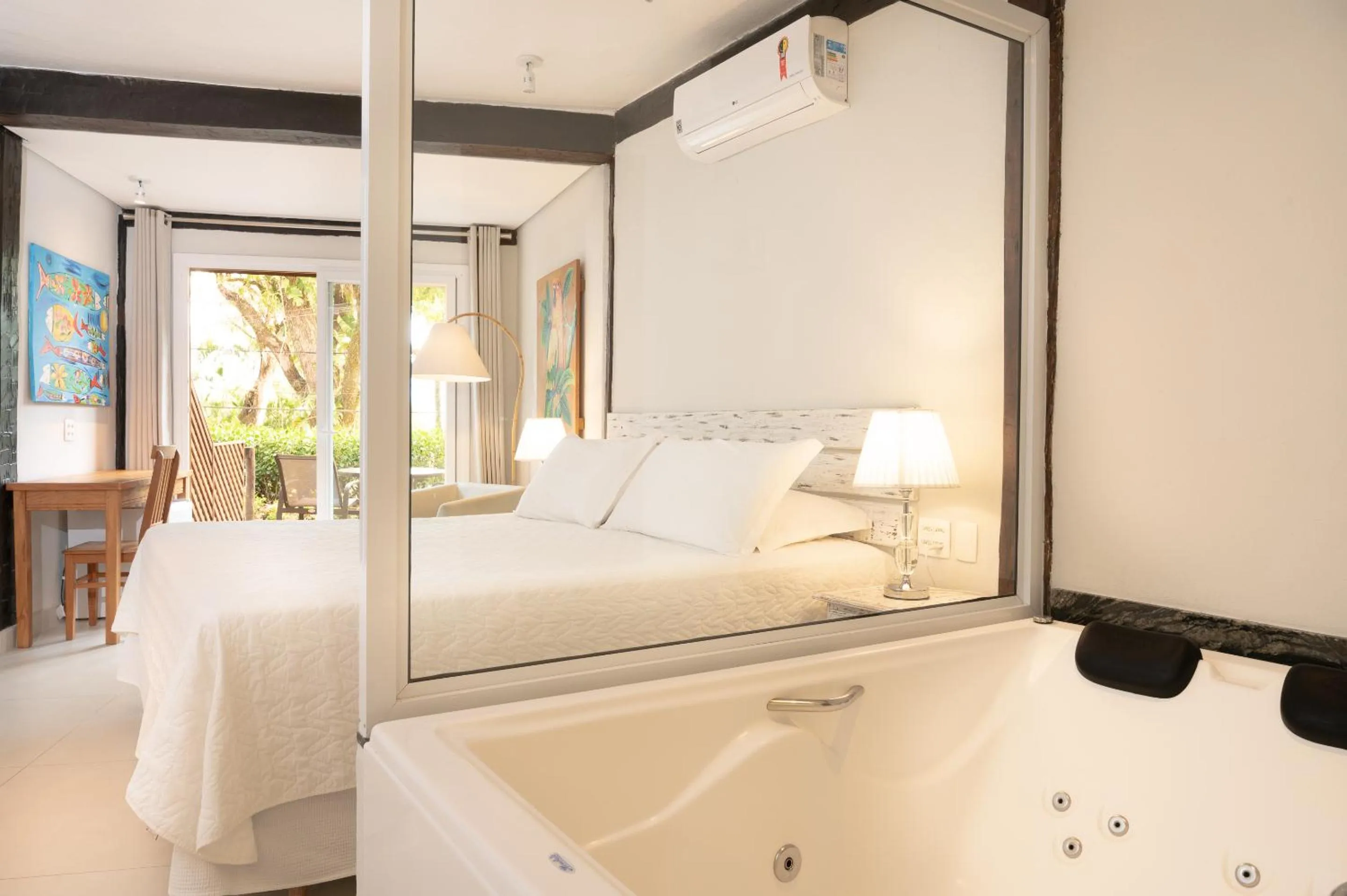 Bathroom, Bed in Porto Pacuíba Hotel