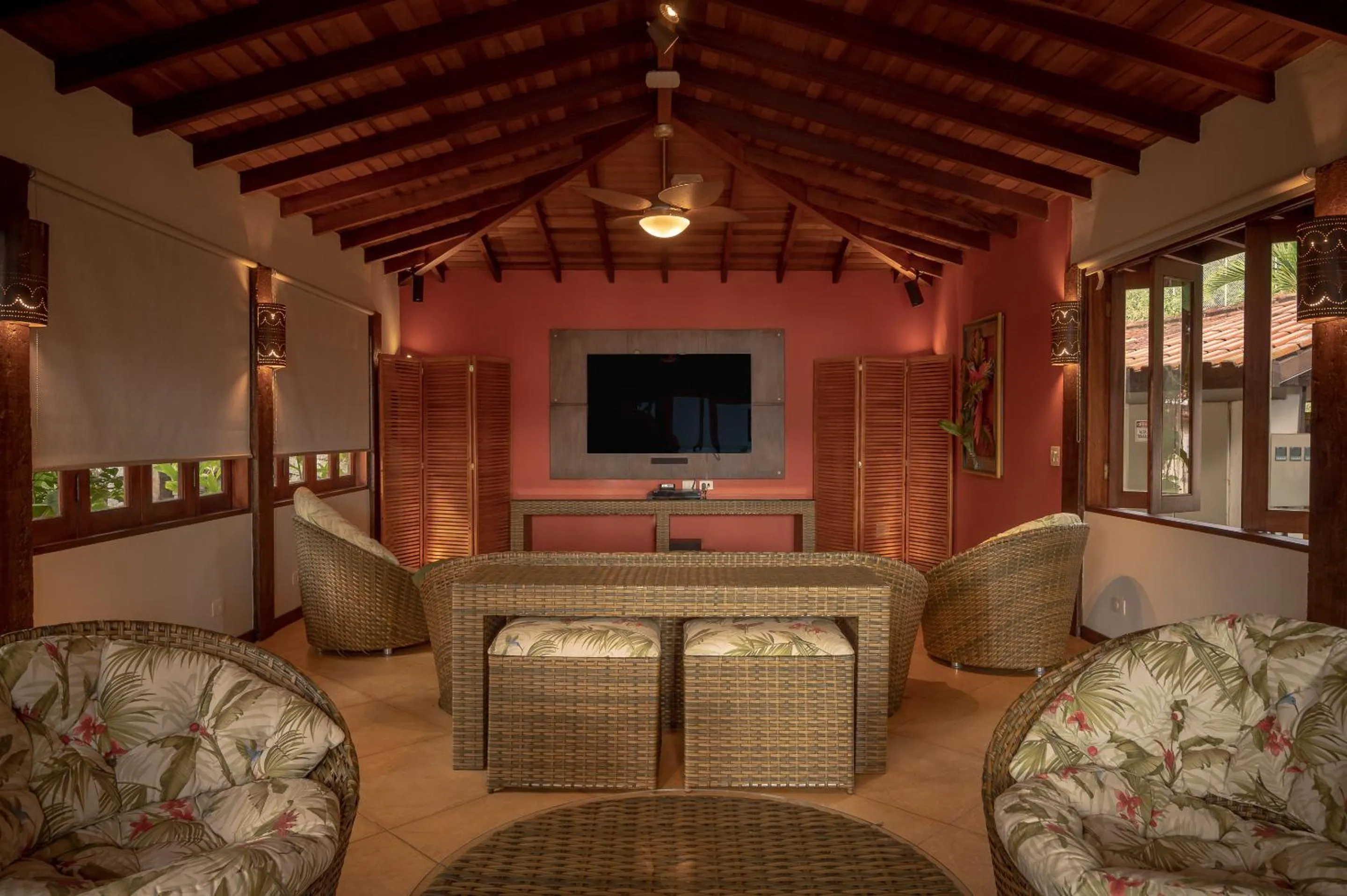 Communal lounge/ TV room in Porto Pacuíba Hotel