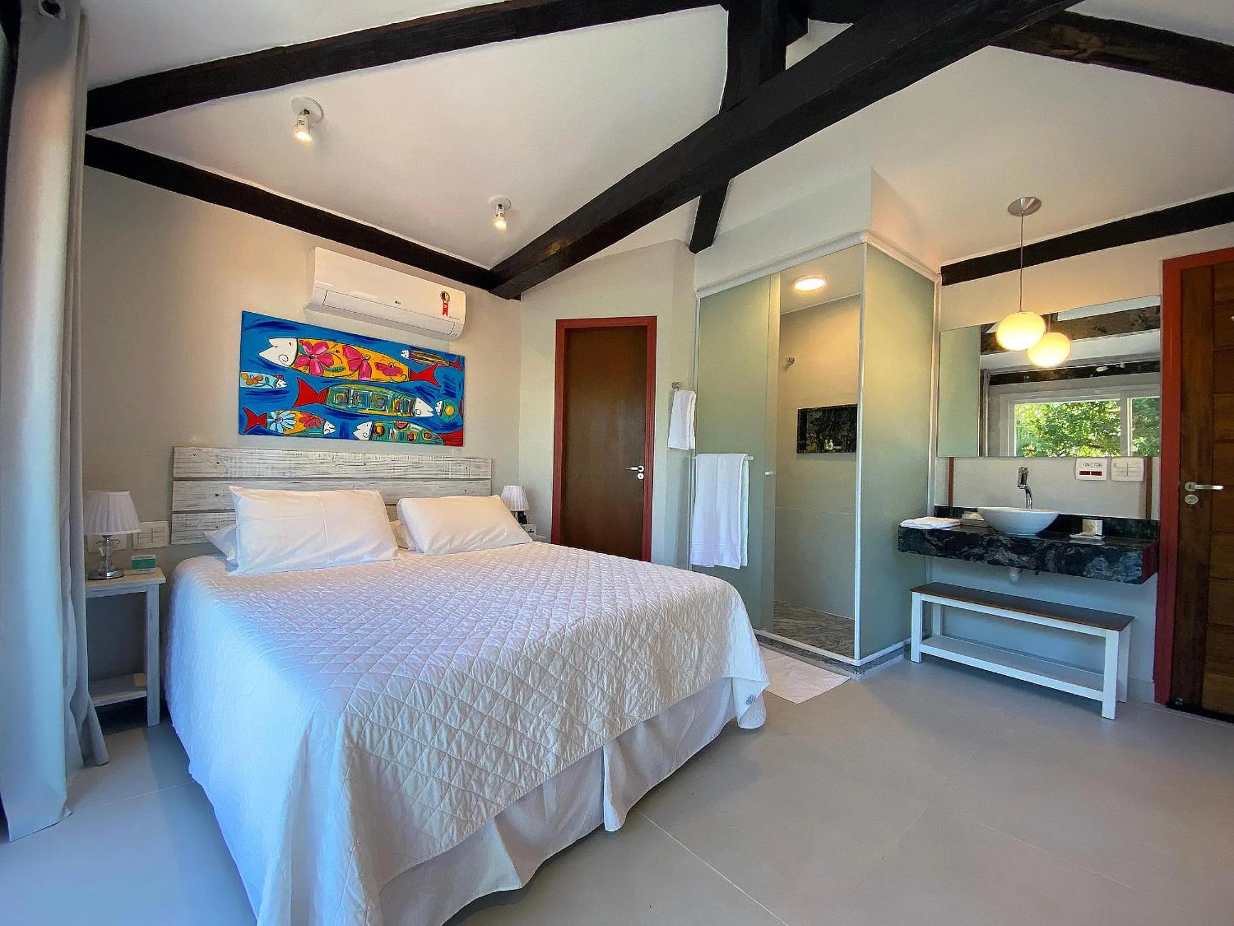 Bathroom, Bed in Porto Pacuíba Hotel