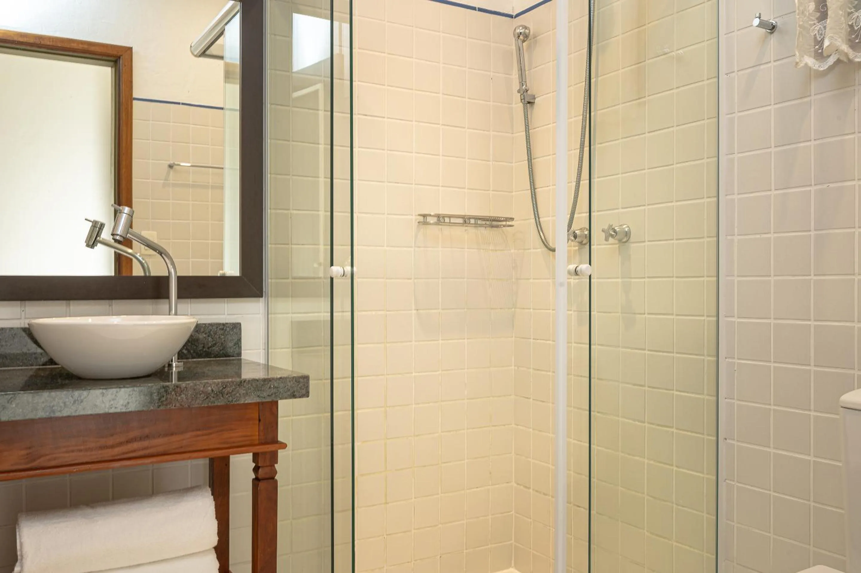 Bathroom in Porto Pacuíba Hotel