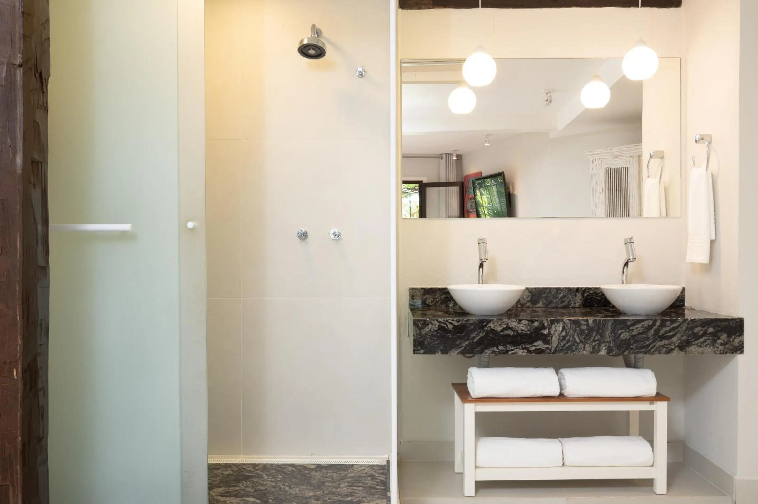 Bathroom in Porto Pacuíba Hotel