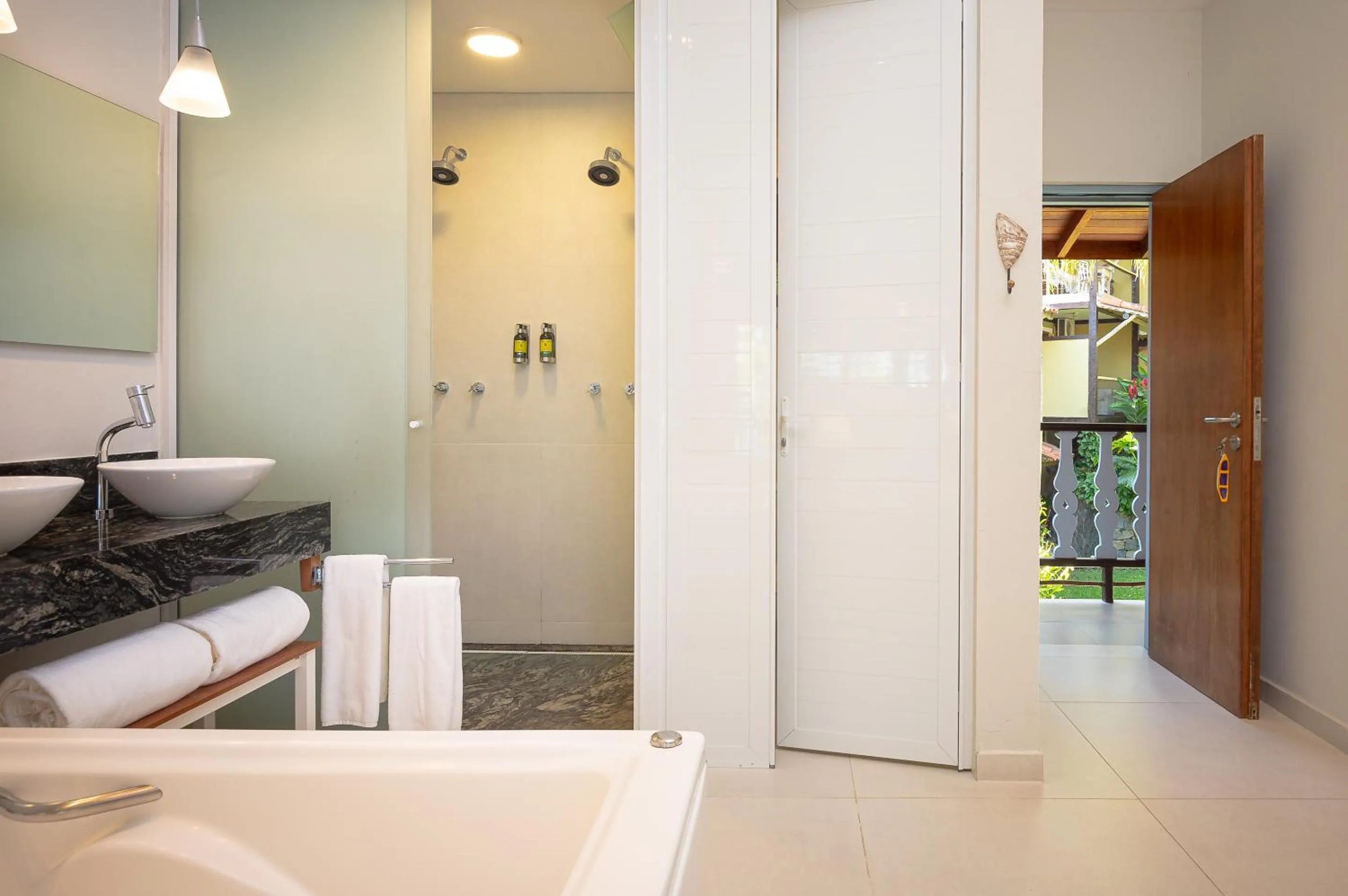 Bathroom in Porto Pacuíba Hotel