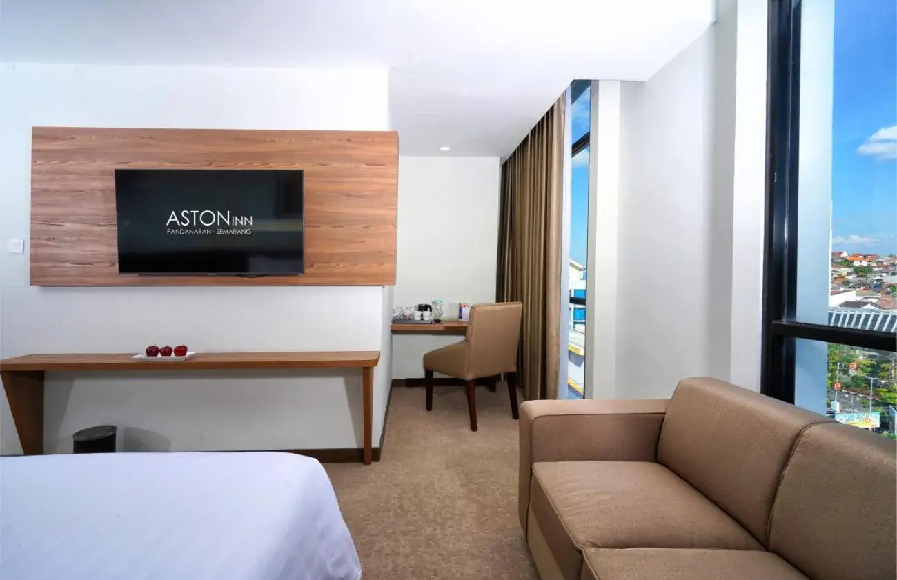 TV and multimedia, Bed in Aston Inn Pandanaran TV and multimedia, Bed in Aston Inn Pandanaran