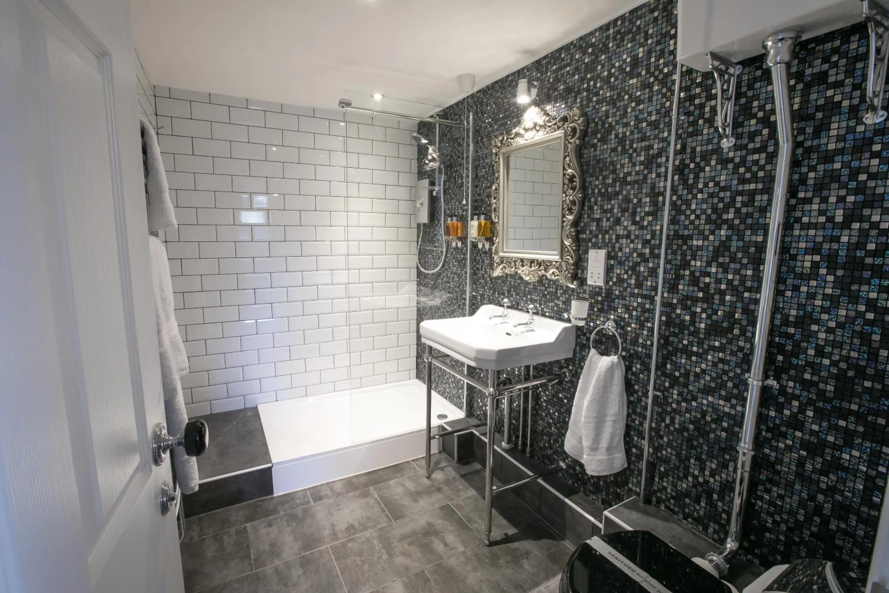Shower, Bed in Apartments at Number 10 The Abbey