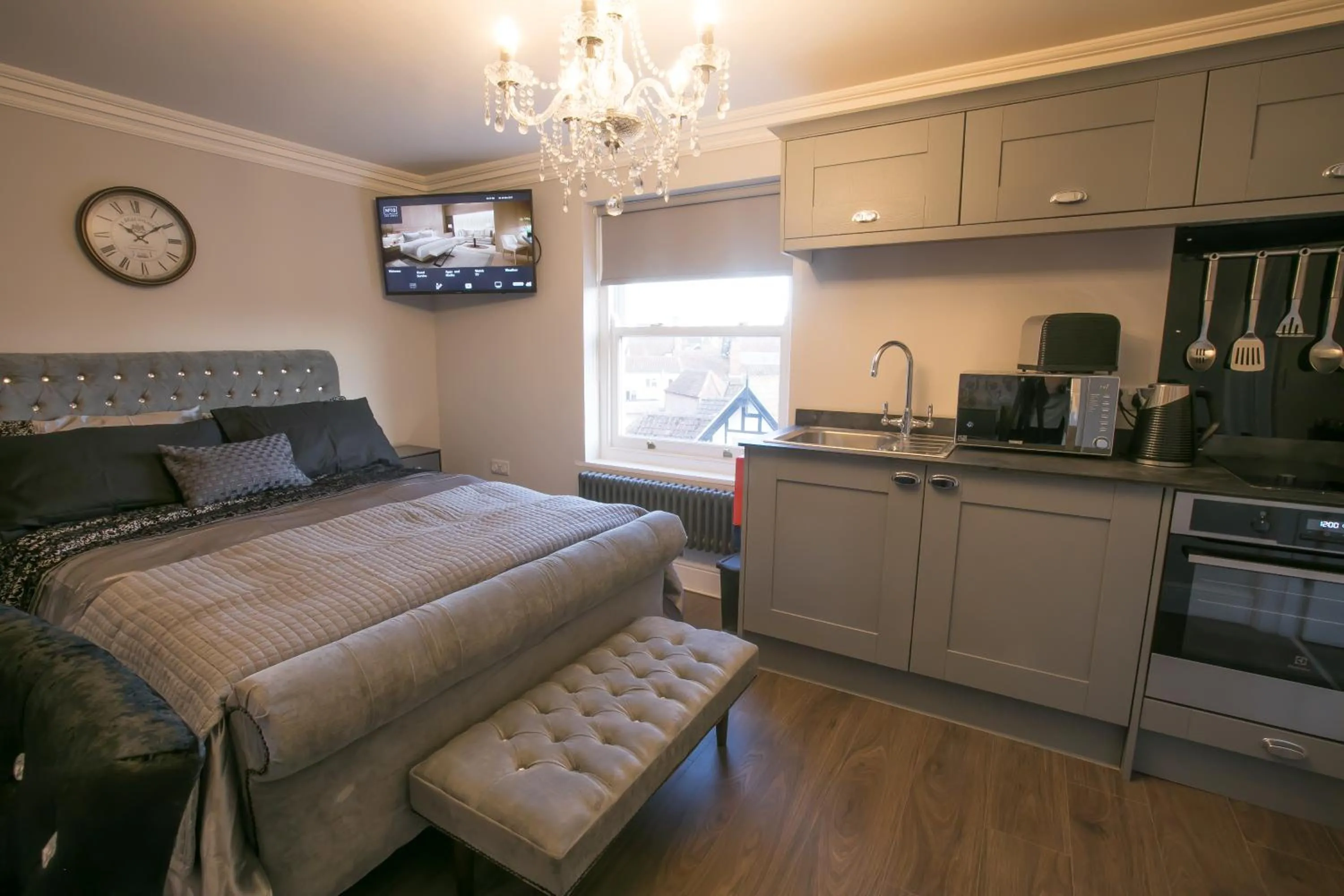 TV and multimedia, Bed in Apartments at Number 10 The Abbey