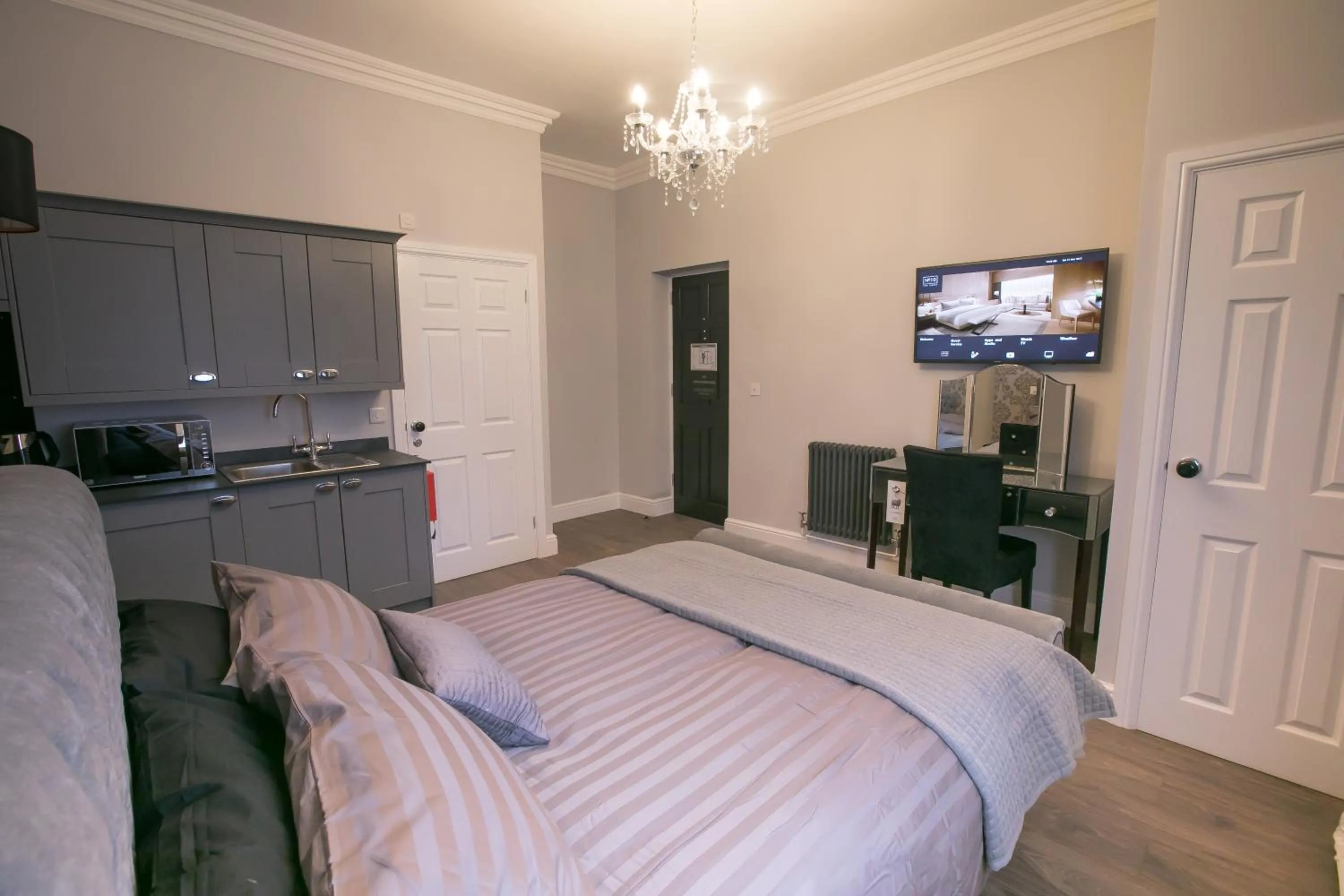 Kitchen or kitchenette, Bed in Apartments at Number 10 The Abbey